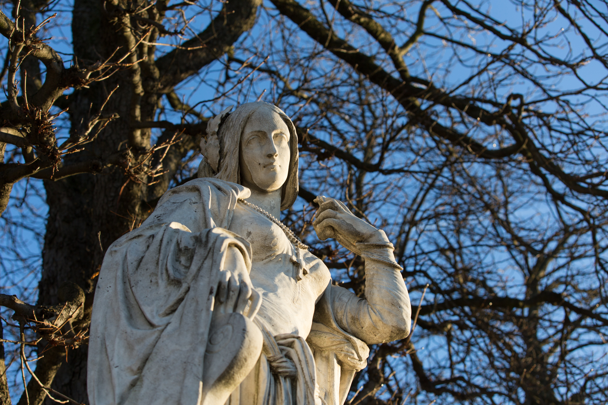 luxembourg-garden-statue-in-morning-light.jpg