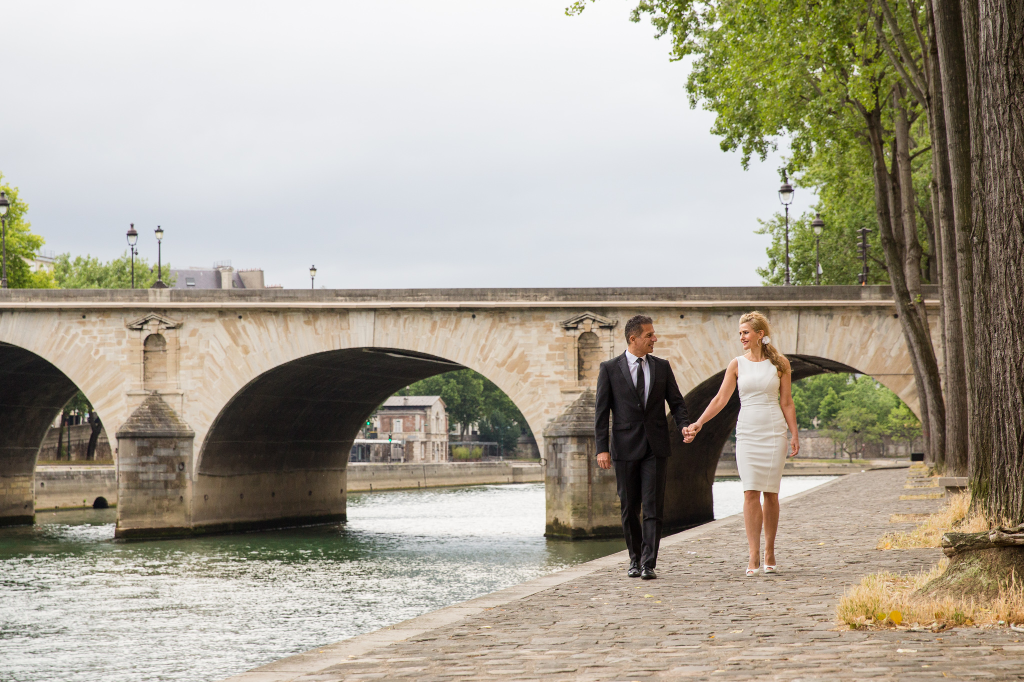 fashionable couple visit notre dame area