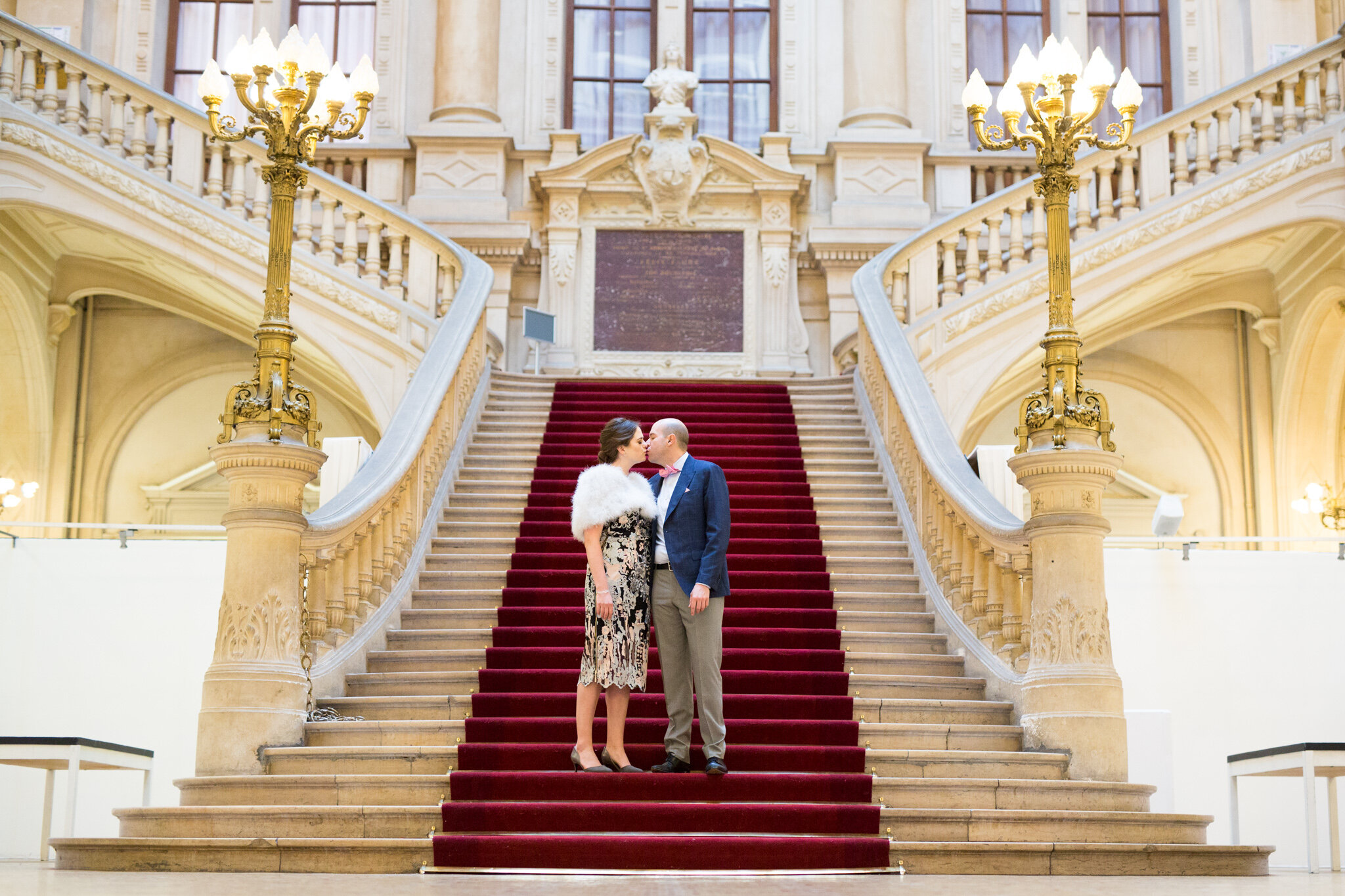  kissing-on-mairie-staircase 