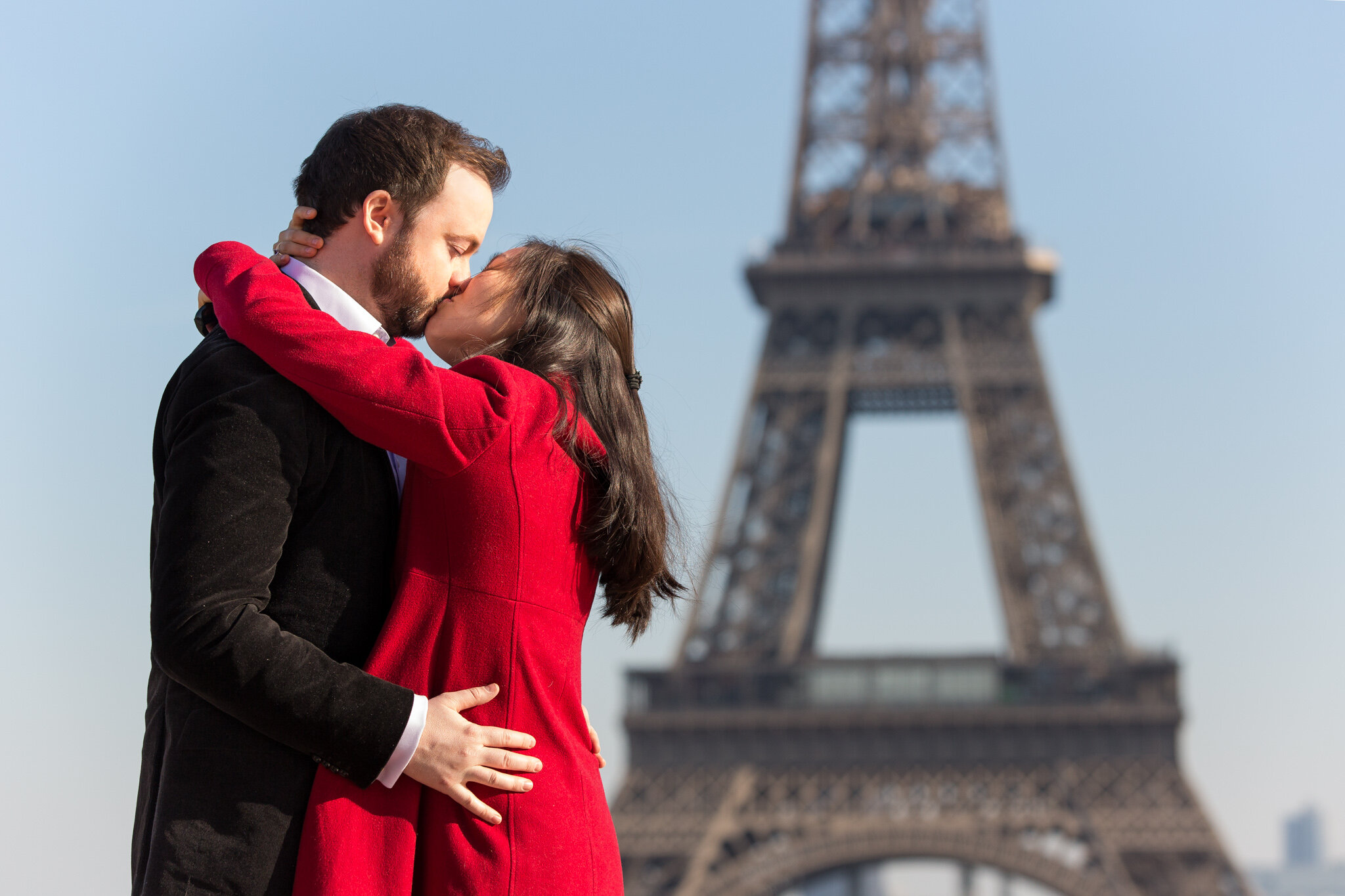  couple-in-love-kiss-in-front-of-eiffel-tower 
