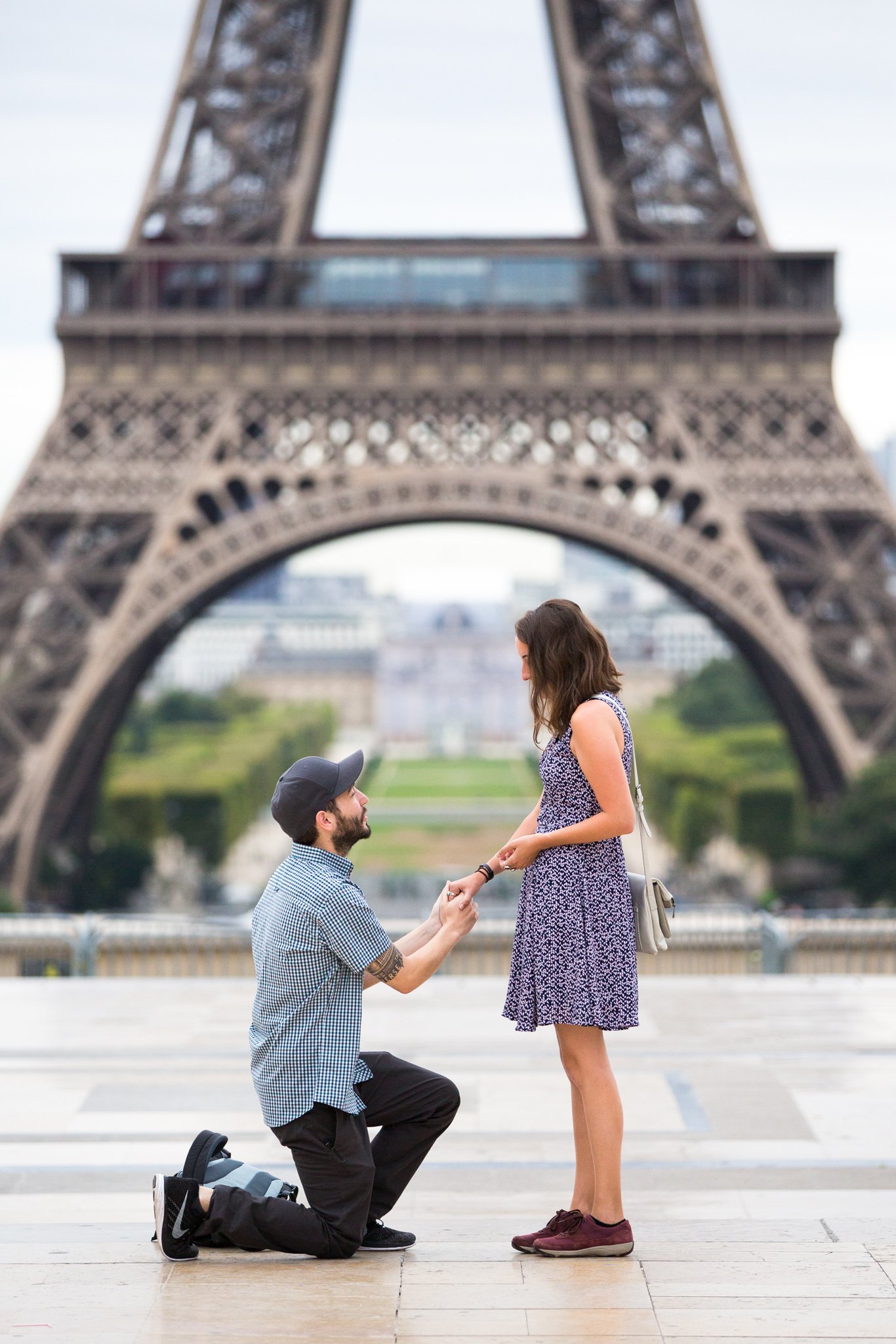 young-american-couple-get-engaged-in-paris 