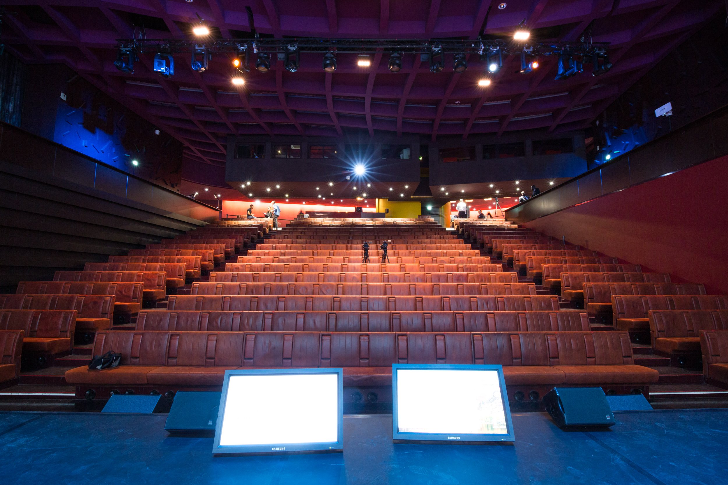  tiered-conference-seating-at-modern-paris-museum 