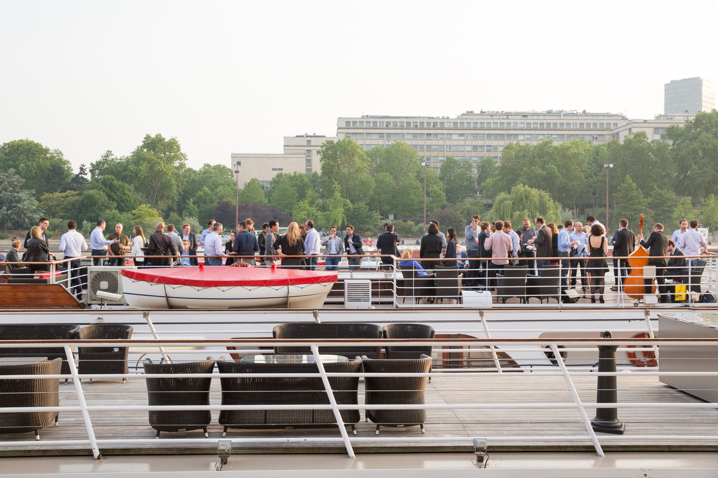  yacht-on-seine 