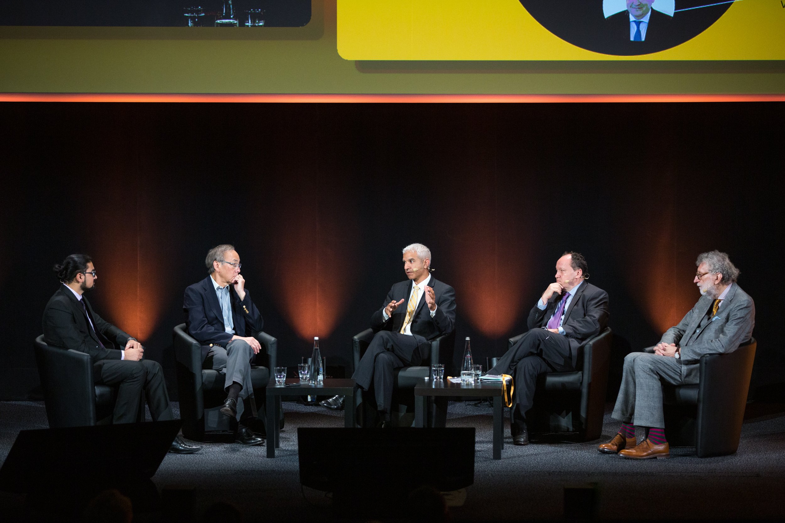  political-debate-in-french-palace 