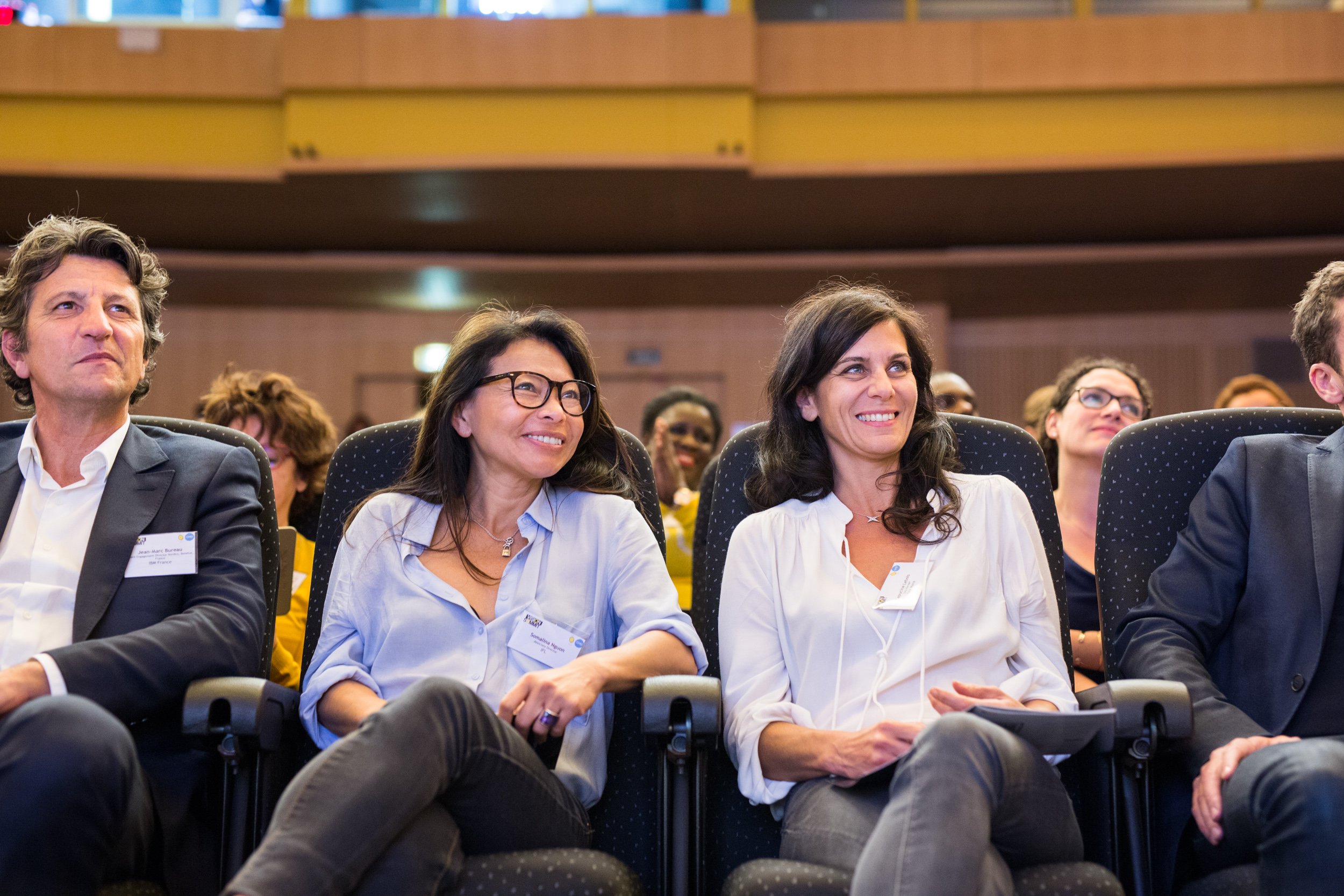  laughing-audience 