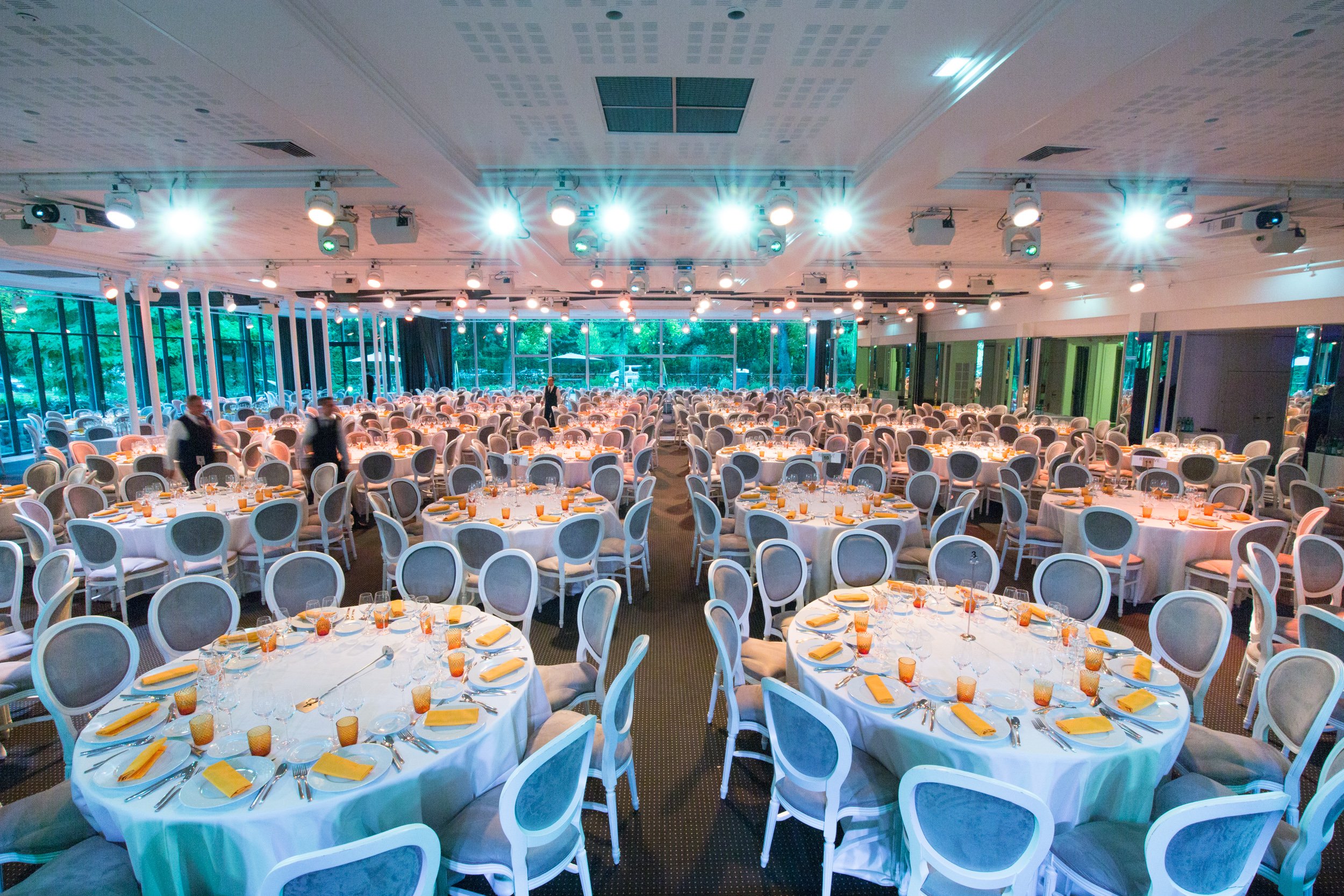  giant-gala-dinner-arrangement-in-paris 