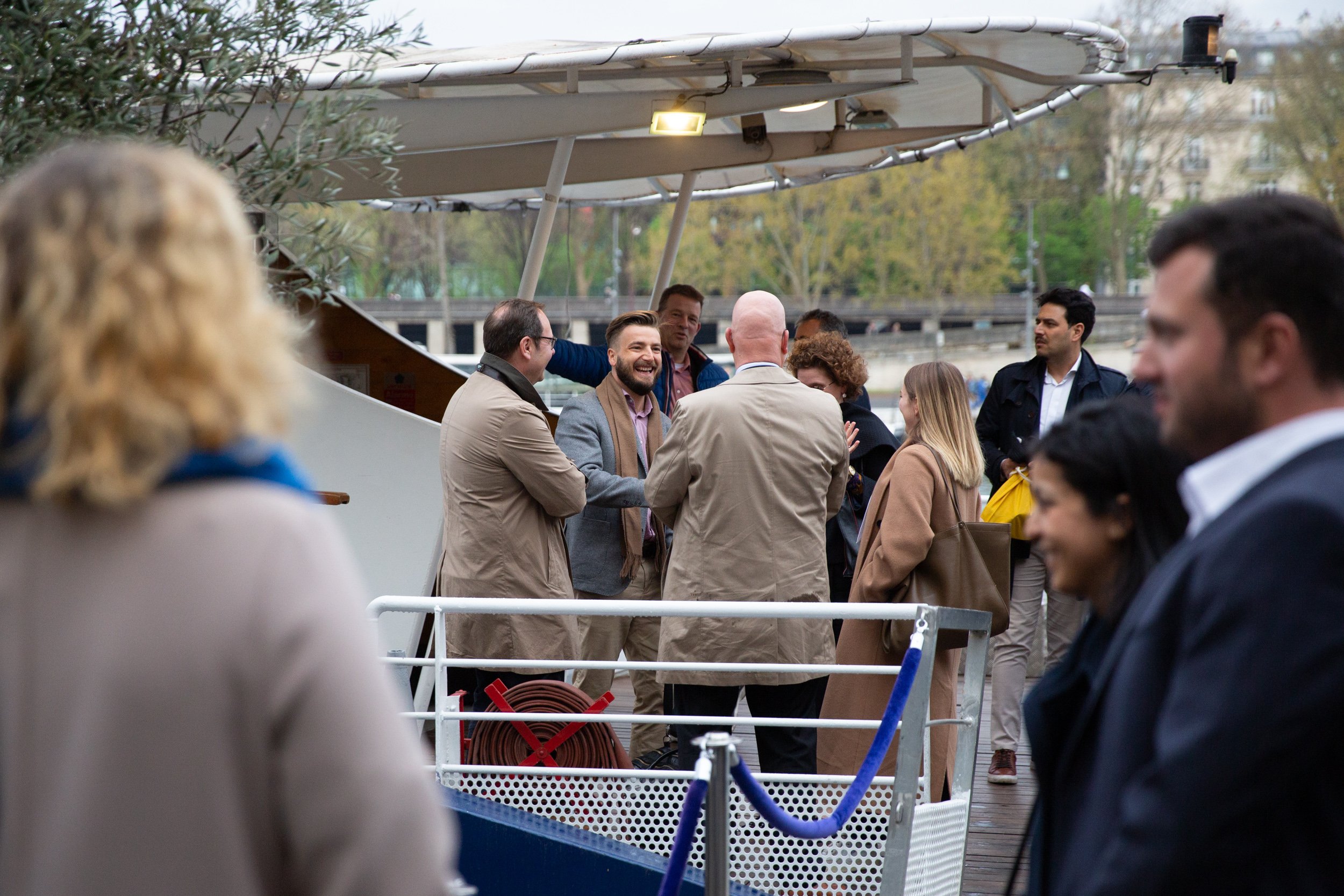  guests-network-by-river-seine 
