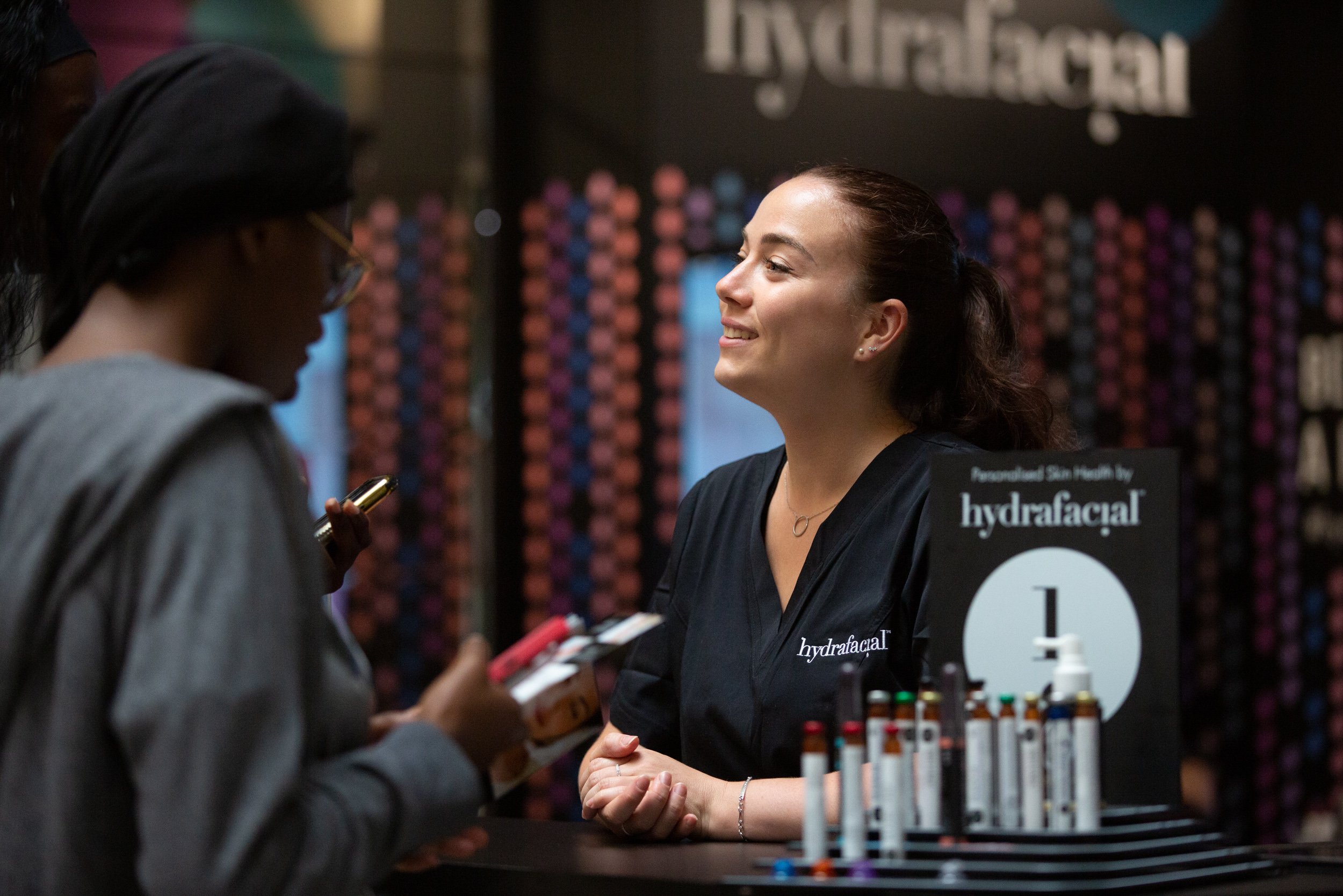  hostess-welcomes-client-at-galeries-lafayette 