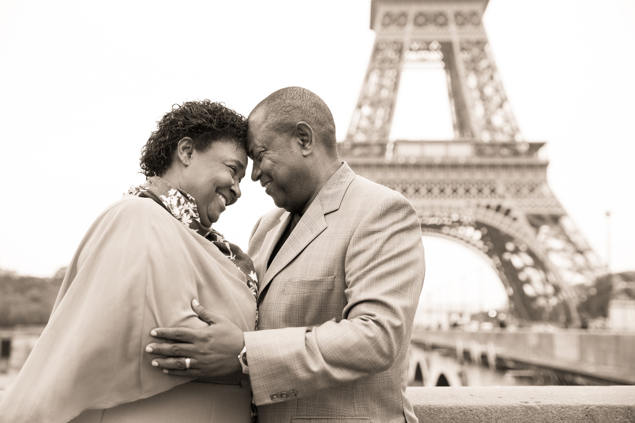  married-couple-enjoy-paris-anniversary-photo-shoot 