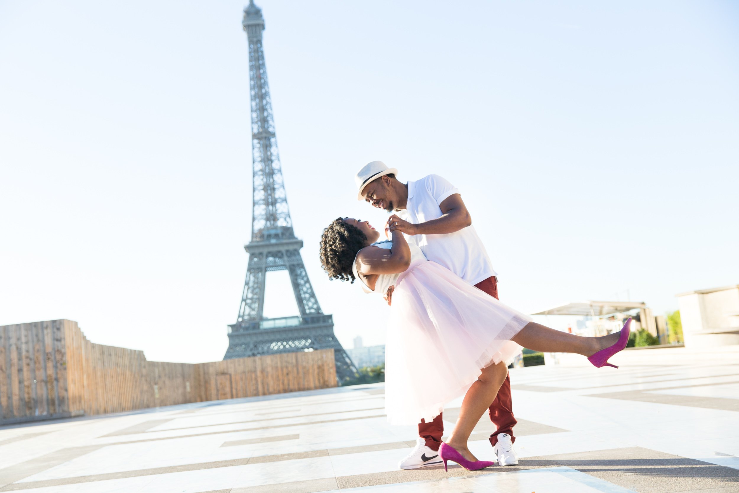  husband-and-wife-dance-in-front-of-eiffel-tower 