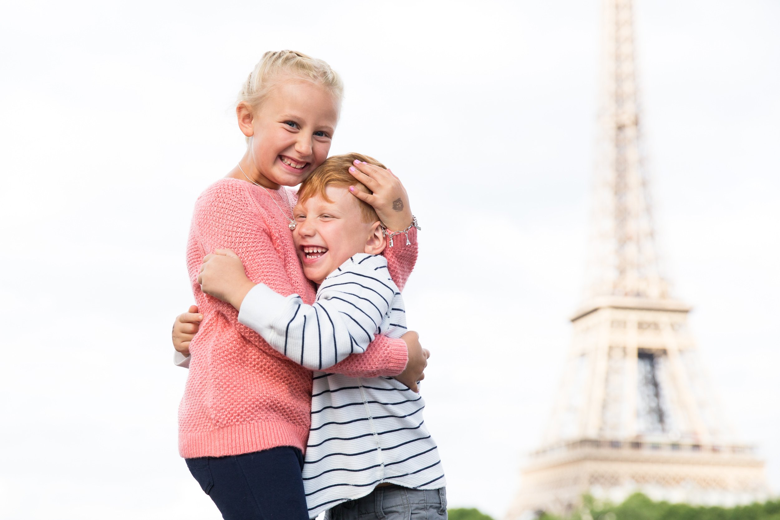  family-pose-by-eiffel-tower 