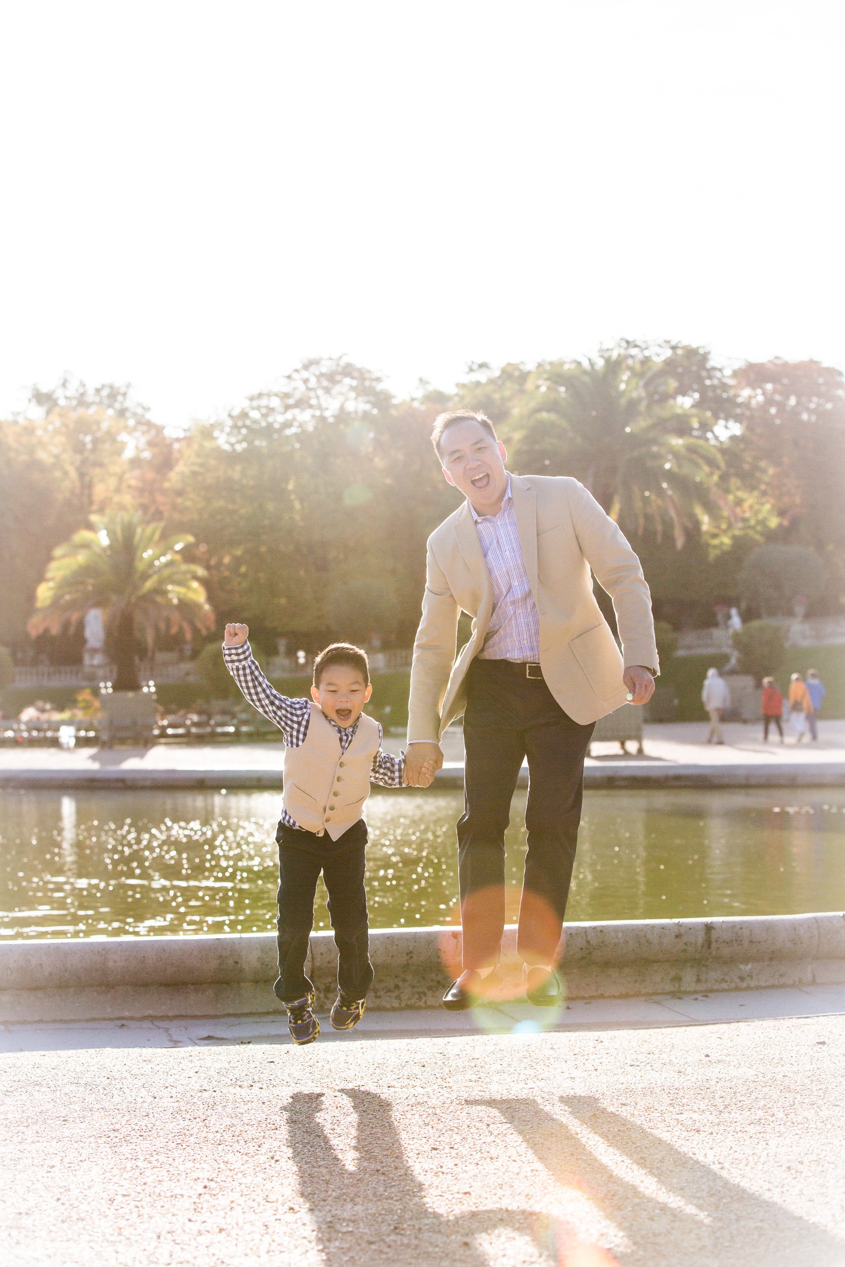  holiday-makers-have-fun-at-luxembourg-gardens 