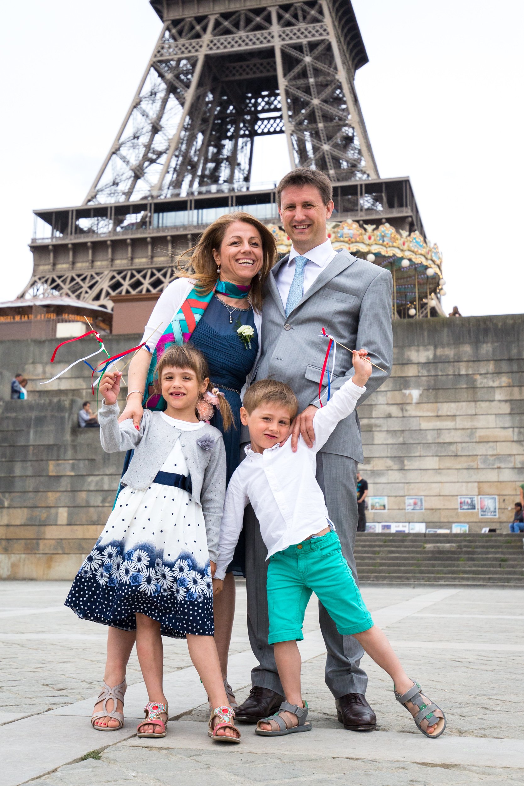  family-pose-by-eiffel-tower 