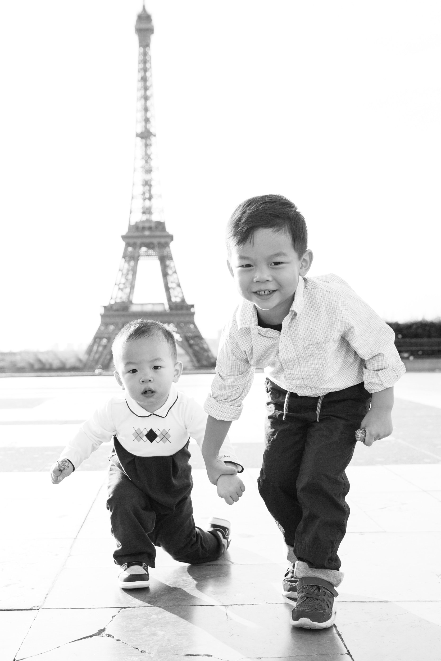  family-play-by-eiffel-tower 