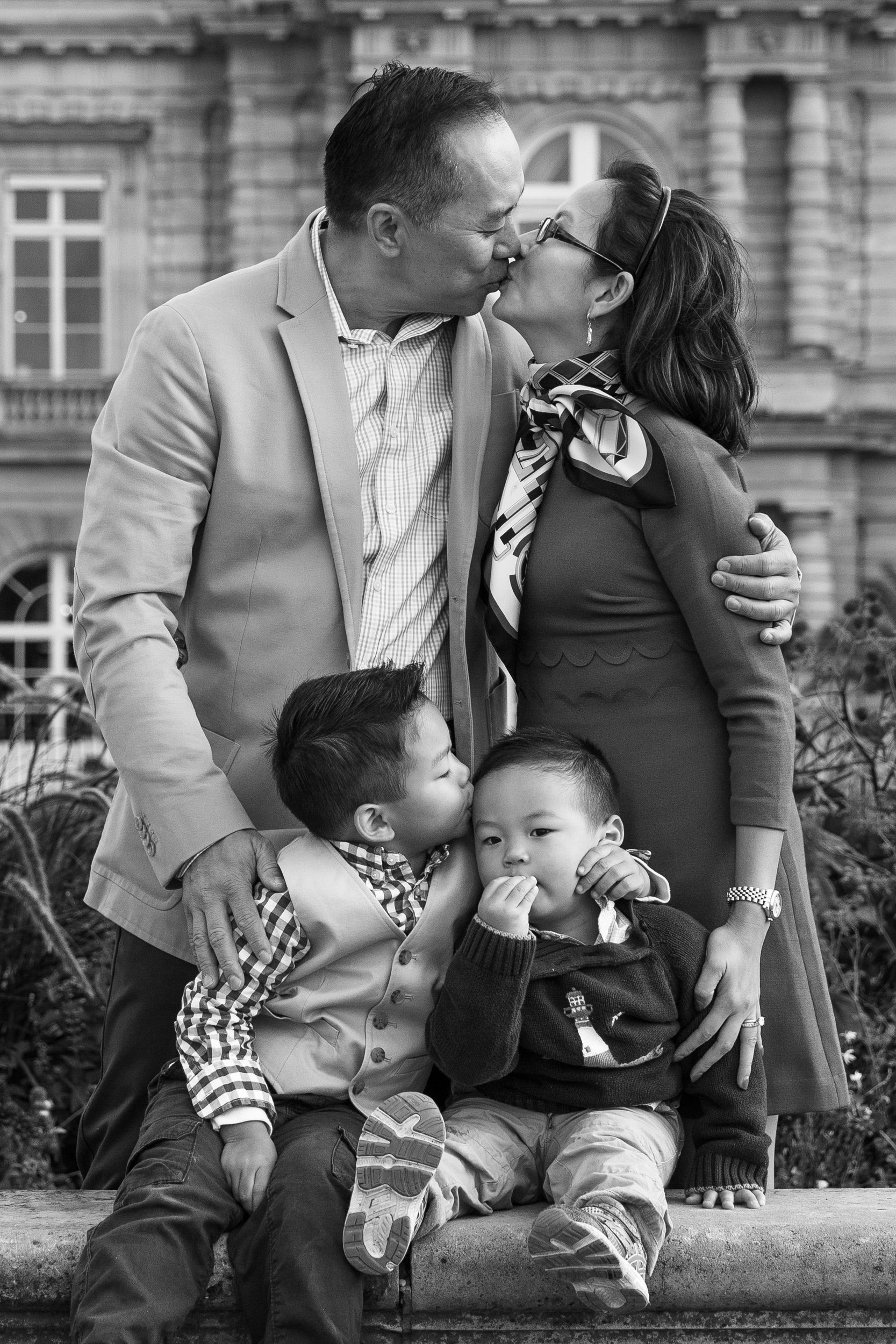  family-of-four-embrace-at-luxembourg-gardens 