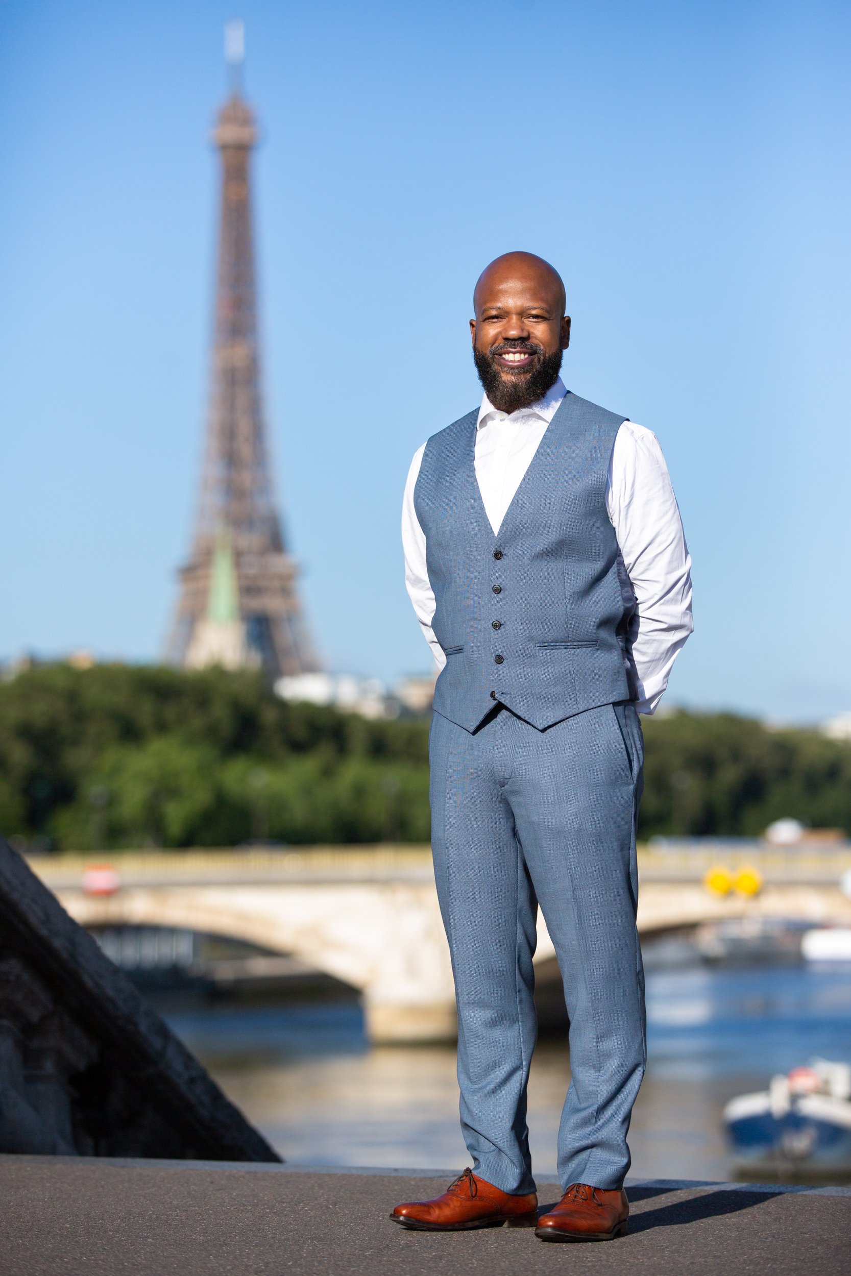  fun-casual-portrait-of-english-speaking-tourist-by-seine 