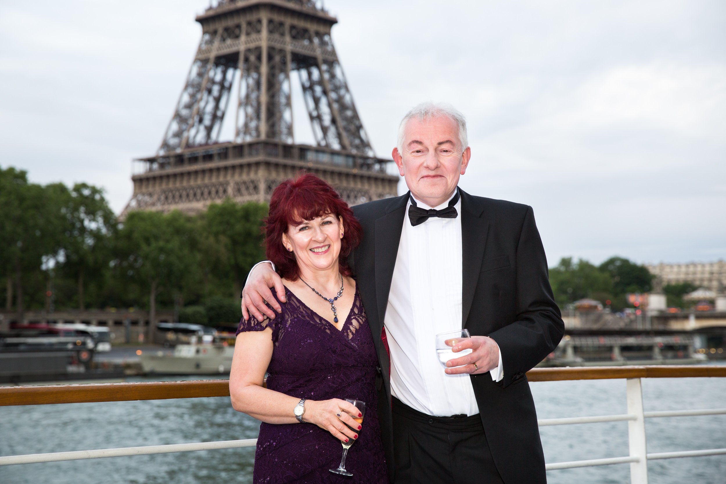  couple-celebrate-anniversary-by-eiffel-tower 