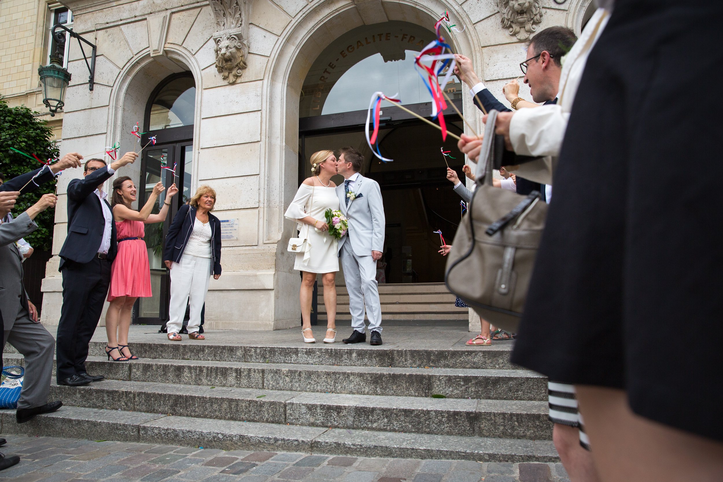  kissing-leaving-mairie 