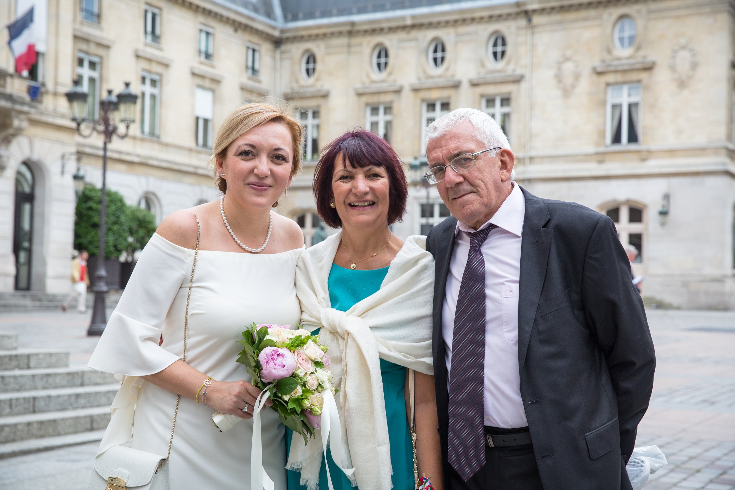  family-wedding-service-at-paris-townhall 