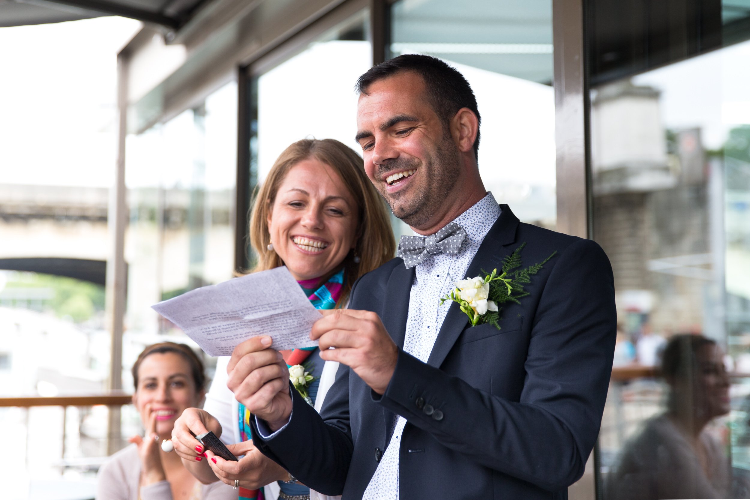  bestman-laughing-at-speech 