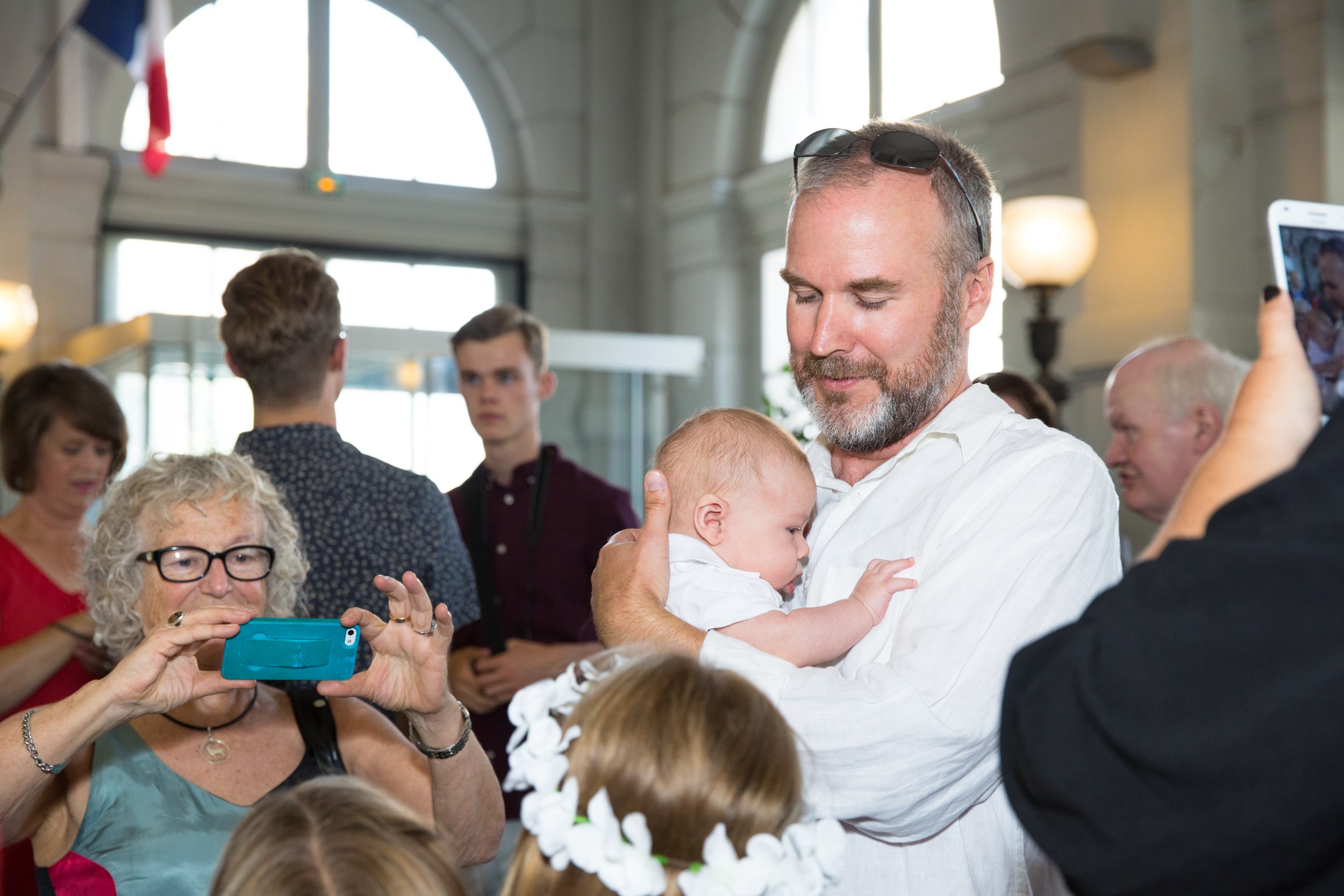  family-wedding-service-at-paris-townhall 