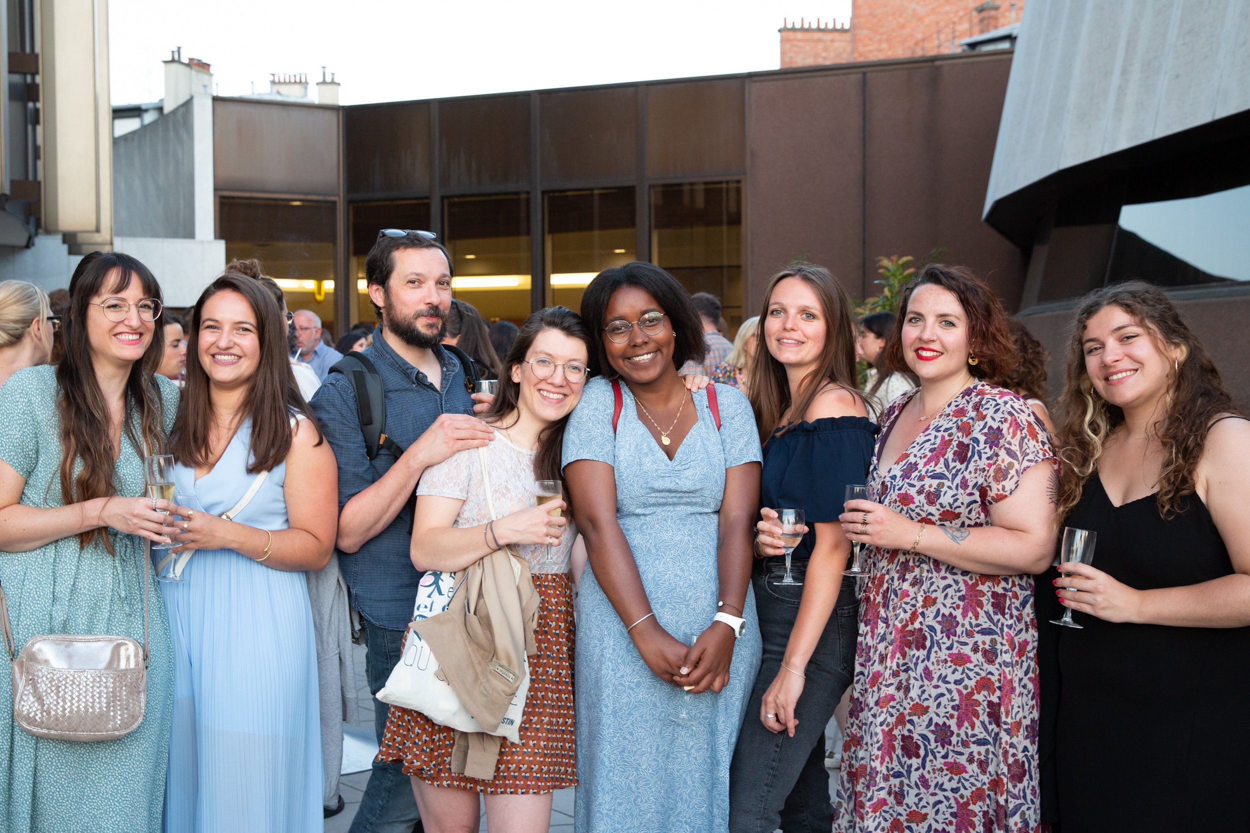  group-portrait-at-networking-event 