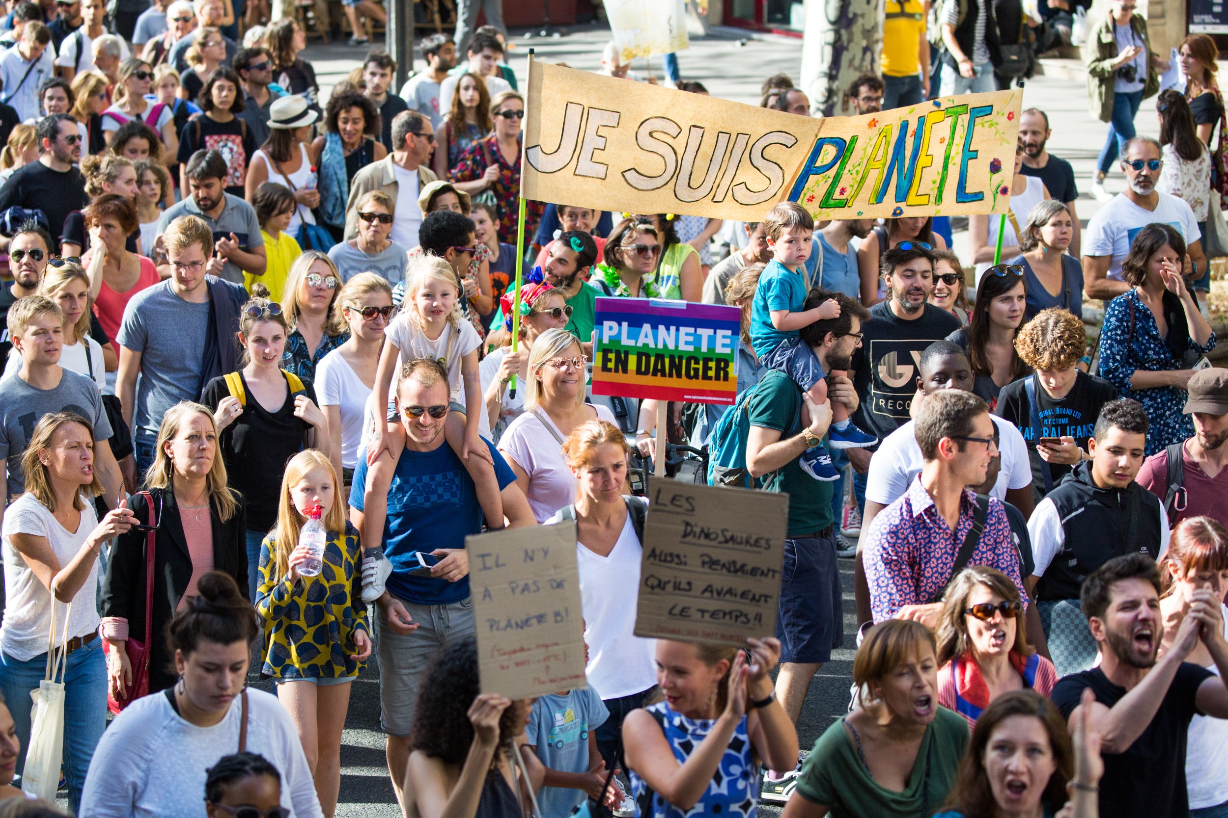  crowd-gathers-in-paris 