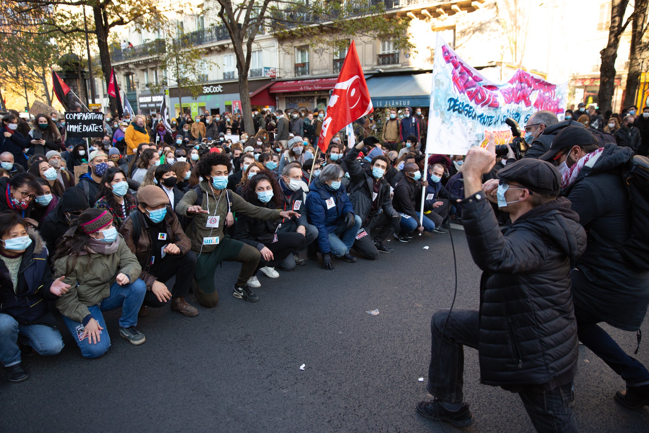  animator-motivates-demonstrators-in-paris 