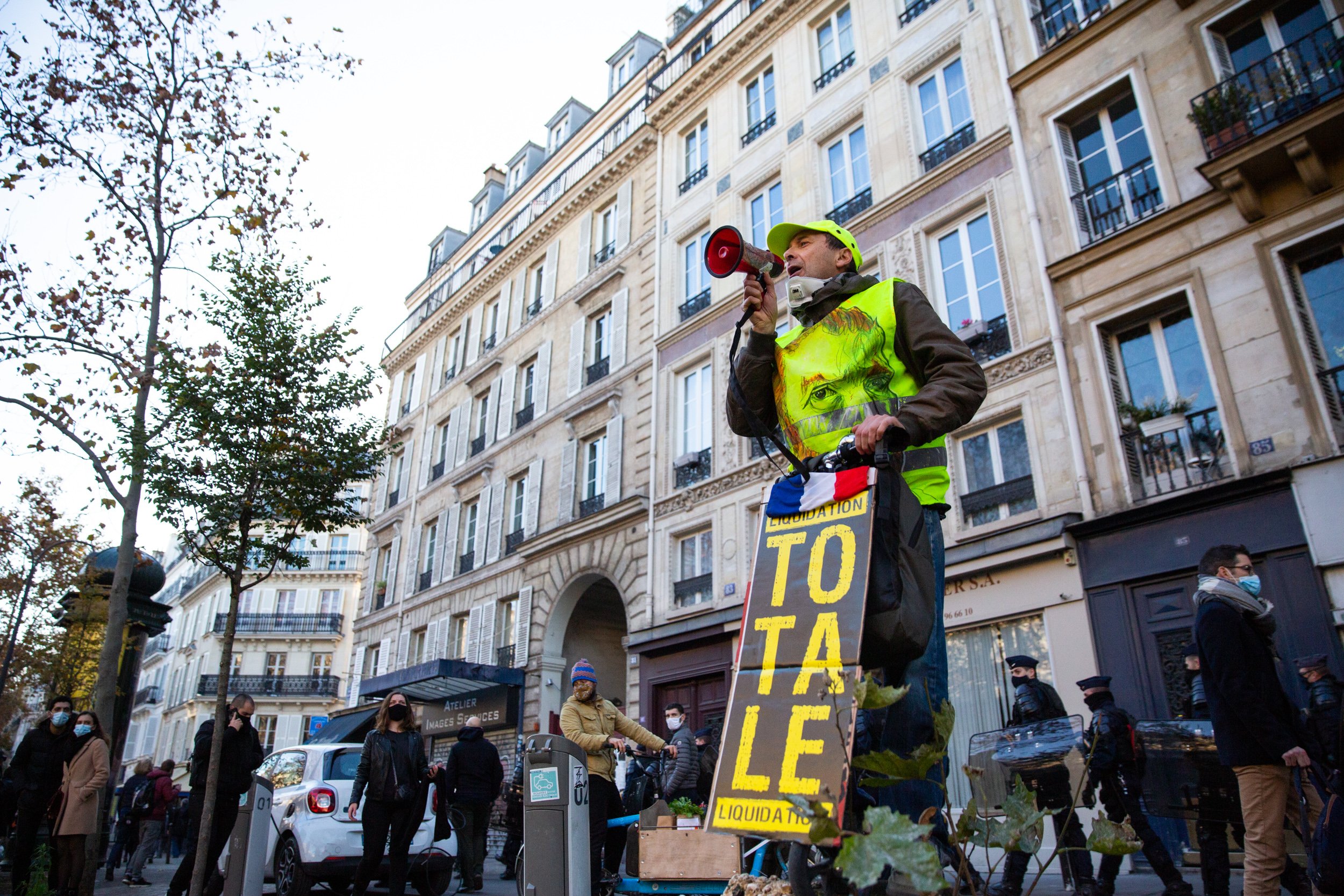  demonstration-march-in-downtown-paris 