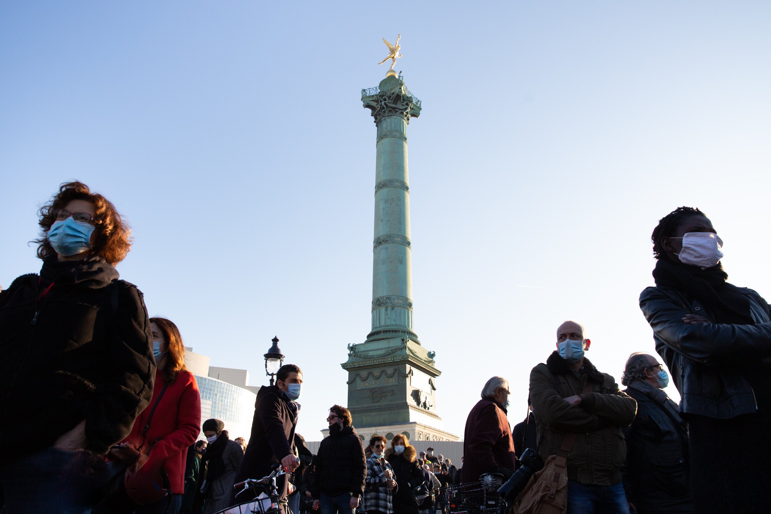  crowd-of-paris-protestors 