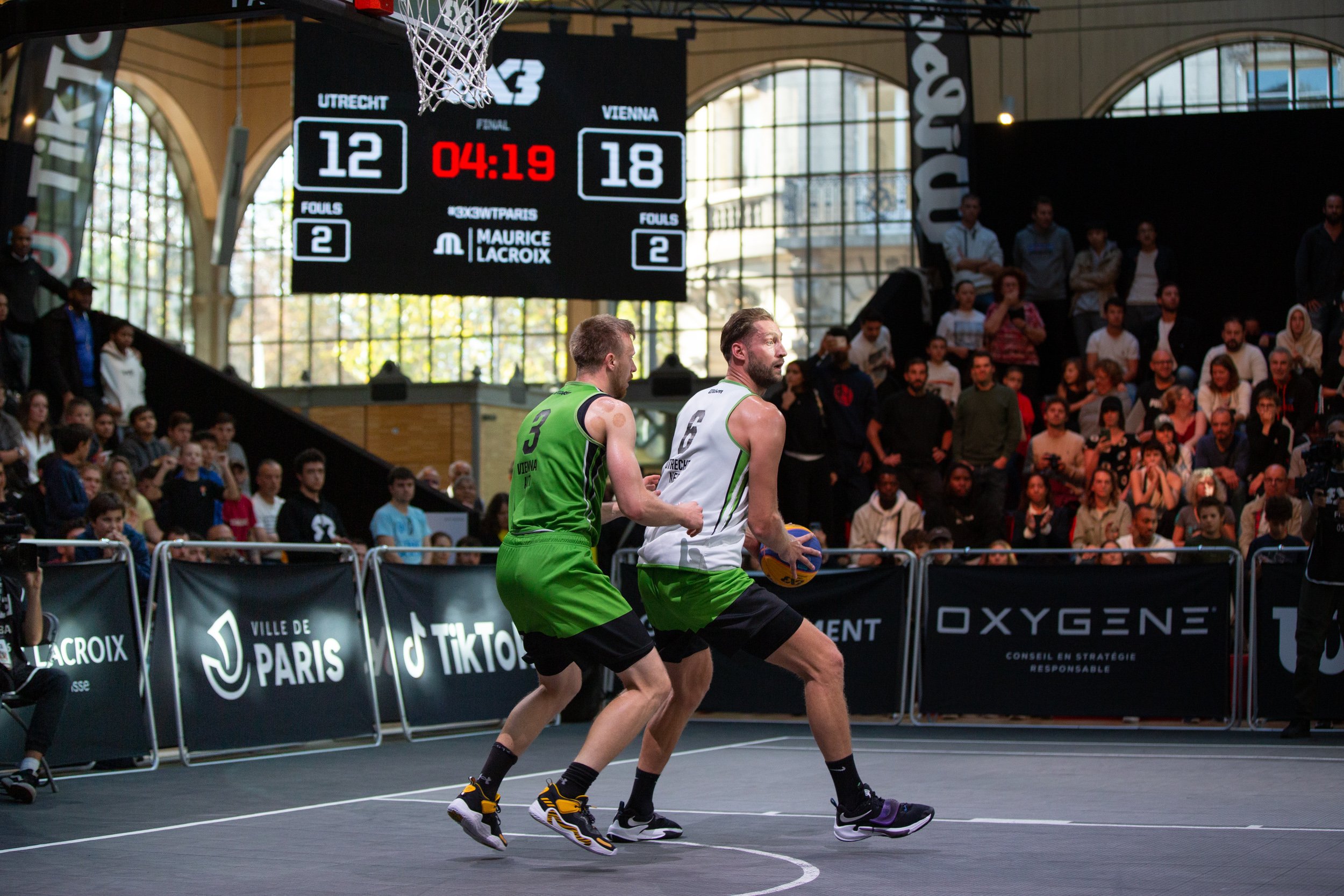  freeze-frame-action-shot-at-professional-basketball-event 