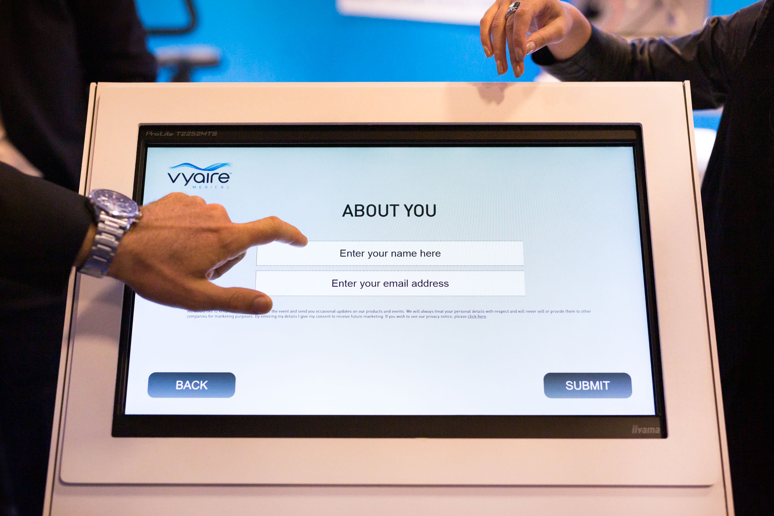 056_software-demonstration-for-vip-attendees.jpg