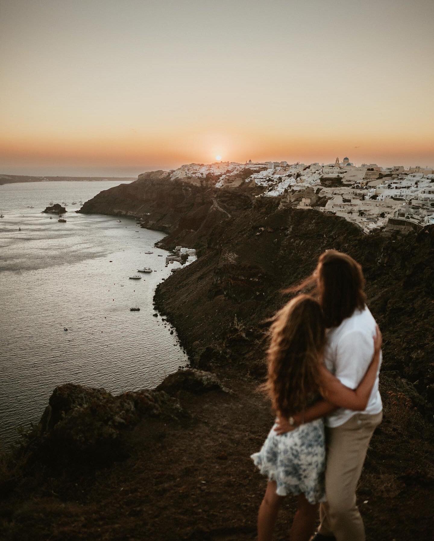 Anastasia &amp; Tony sharing the breathtaking sunset with their better half in the picturesque town of Oia 🇬🇷❤️🌅 @anastasia_vikanova @whosyourpapa11 #Santorini #SantoriniGreece #SantoriniSunset #SantoriniView #SantoriniIsland #Oia #OiaSantorini #O