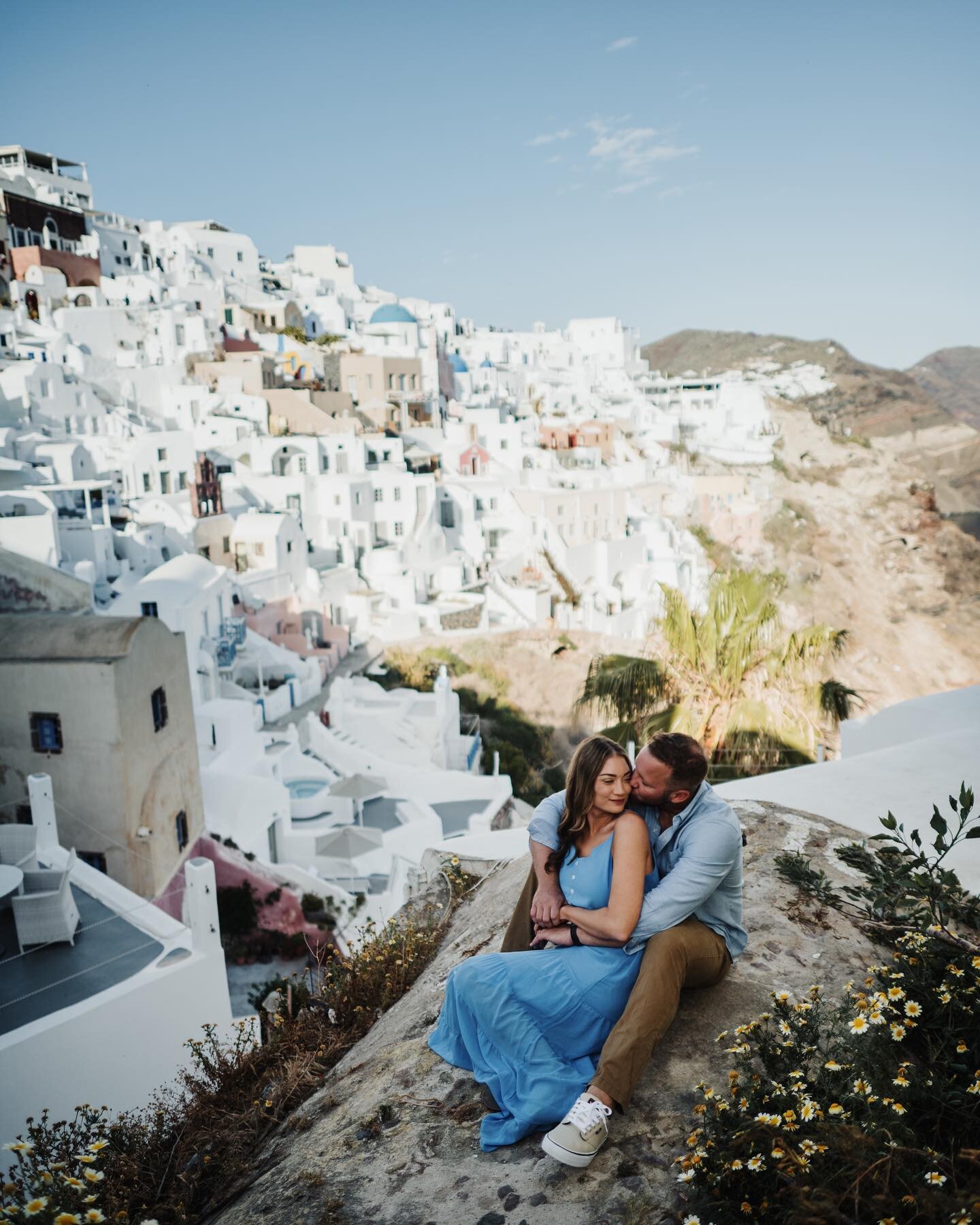 Love is in the air in Santorini! Had an amazing time capturing Alex &amp; Clarke&rsquo;s sweet moments against the backdrop of the beautiful island. Swipe through to see more classic shots of their adventure. 💕🌅 @allieelko @clarkewhite1209 #santori