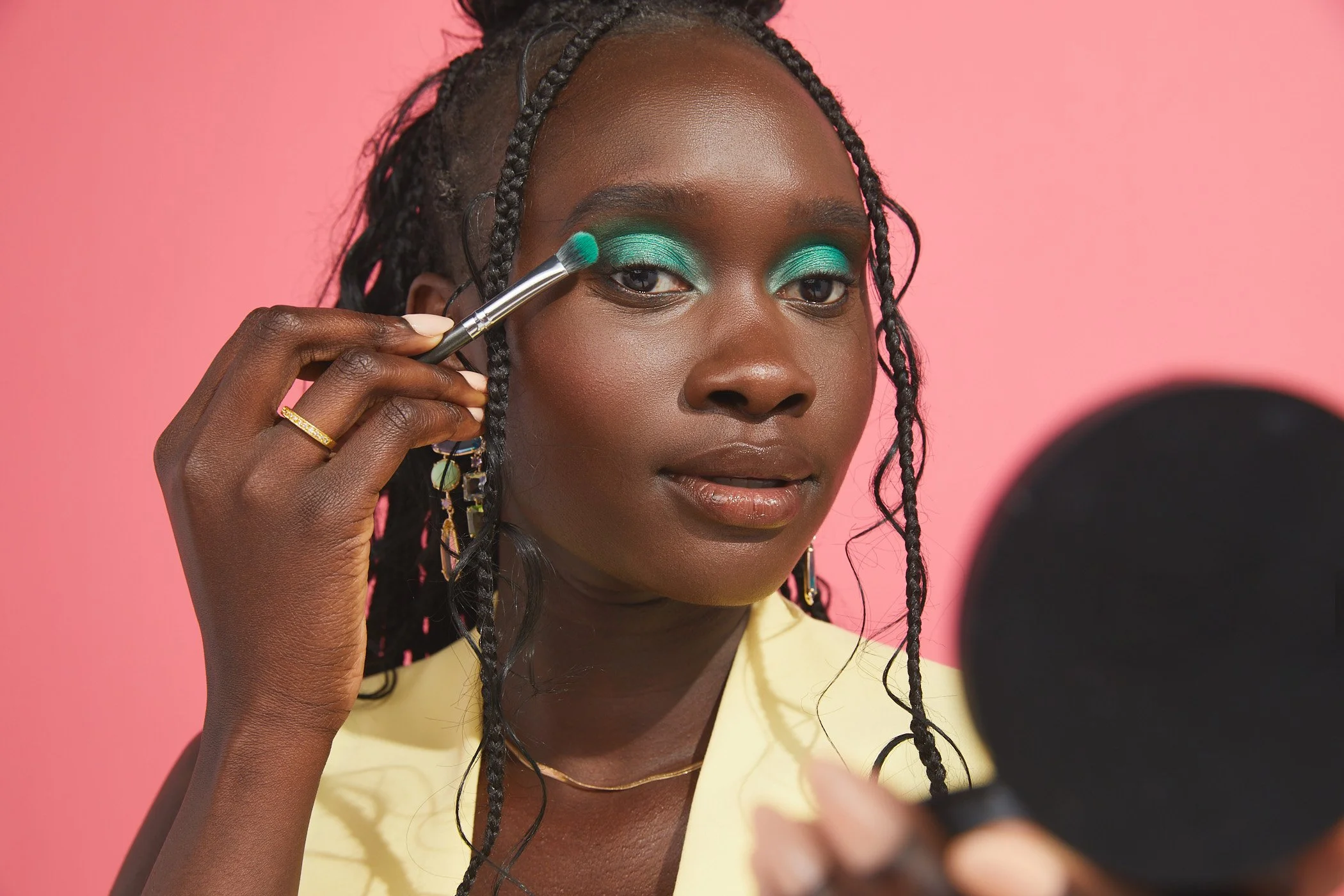 EVERGREEN_GLOWY_MAKEUP_BMAG_EXP071124_625.jpg