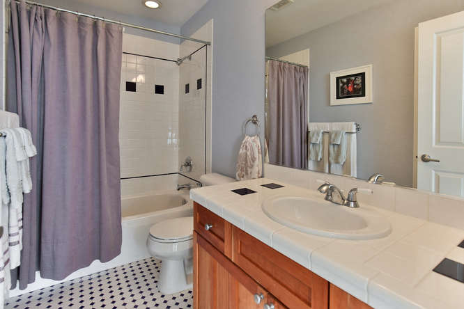 126 11th Ave Kirkland WA 98033-small-013-13-Upper Level  Bathroom-666x444-72dpi.jpg