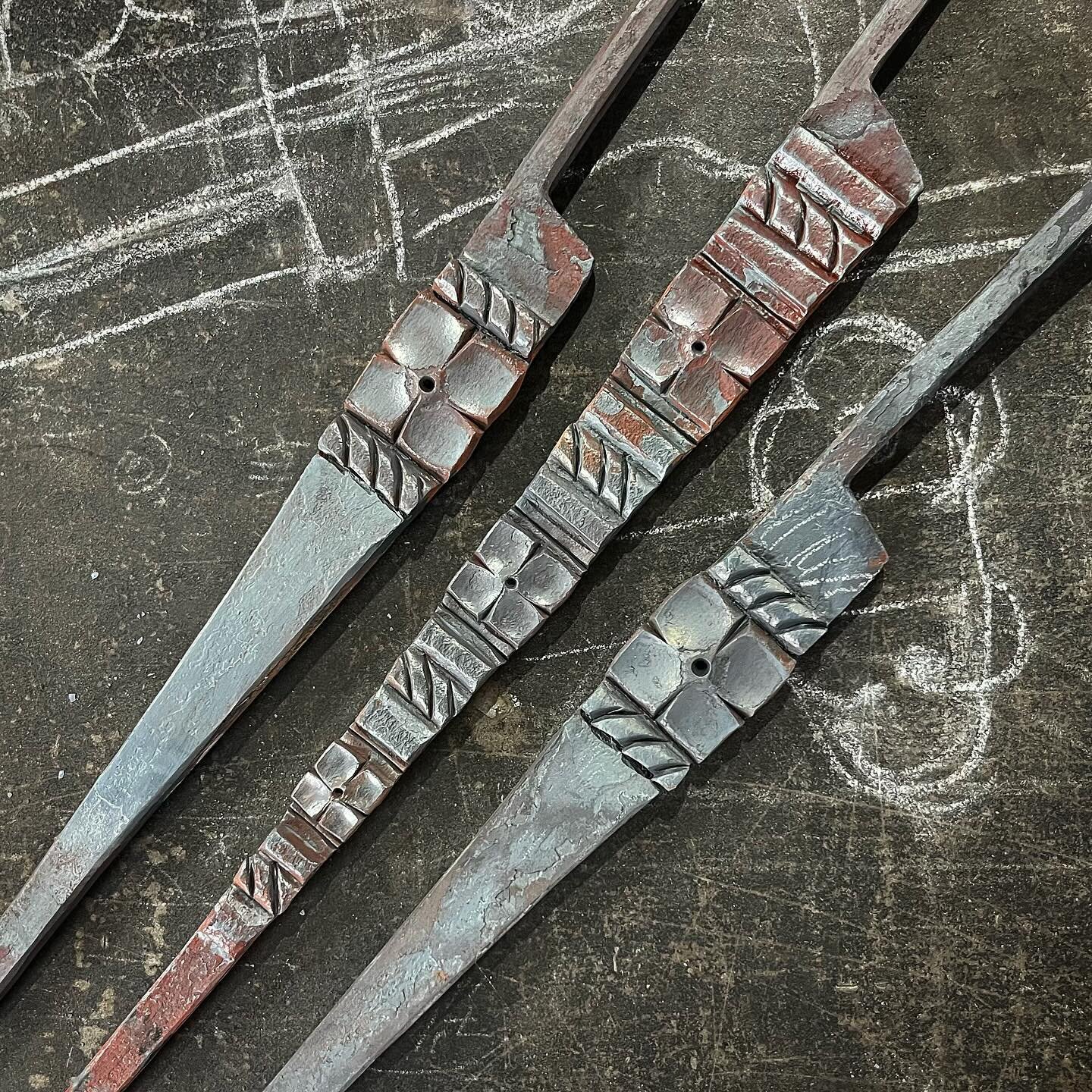 These handles are starting to get interesting. 

#blacksmith #blacksmithing #quatrefoil #kitchen #kitchenware #spatula #servingspoon #forged #steel #madeindetroit #craft #handmade #rope #leaves