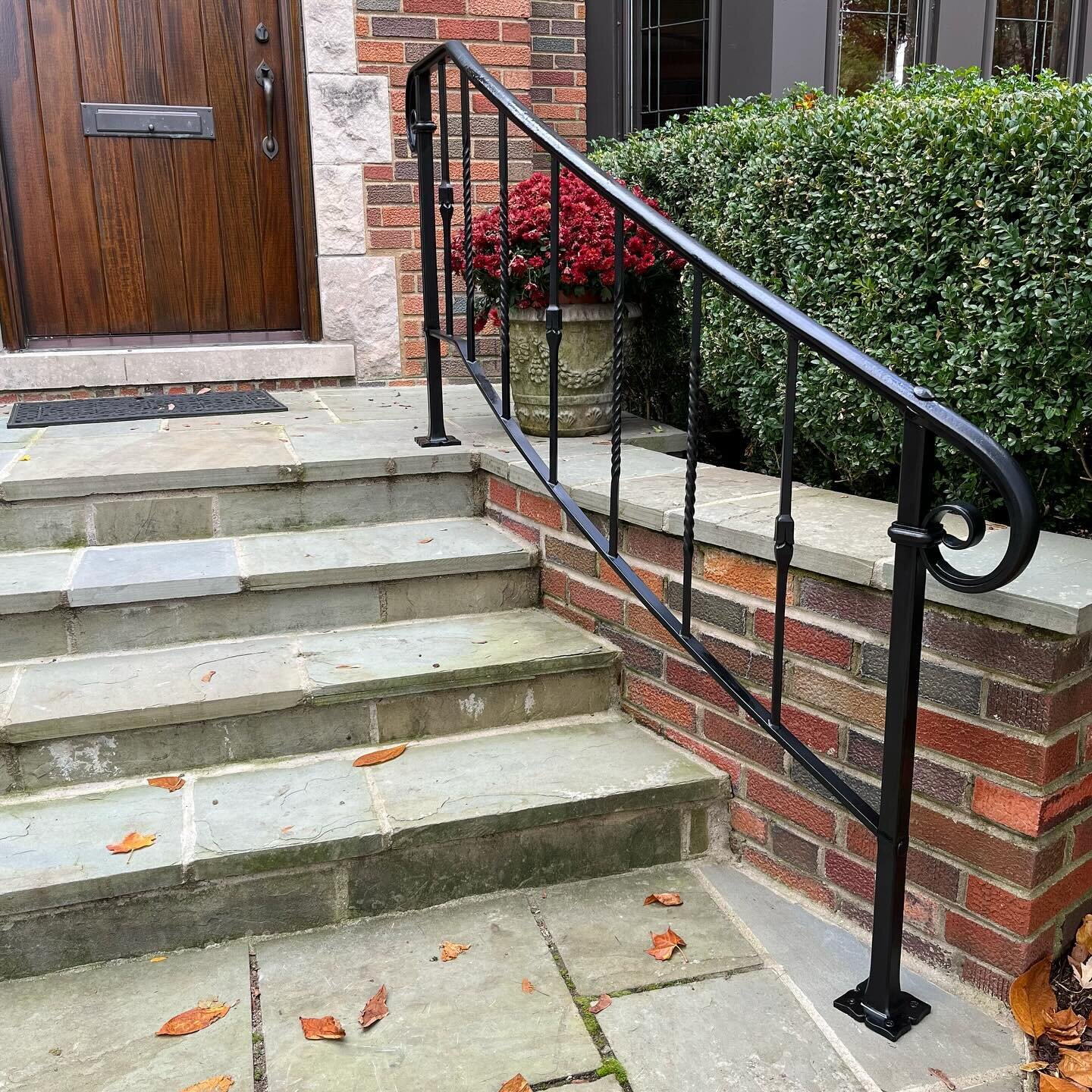 Curved handrail with all the trimmings. Opposing twisted pickets alternating with floral ornaments set on the diamond, punched and drifted tenon joinery, quatrefoil feet, custom forged trim and cap profiles. 

#railing #rail #handrail #blacksmith #ma