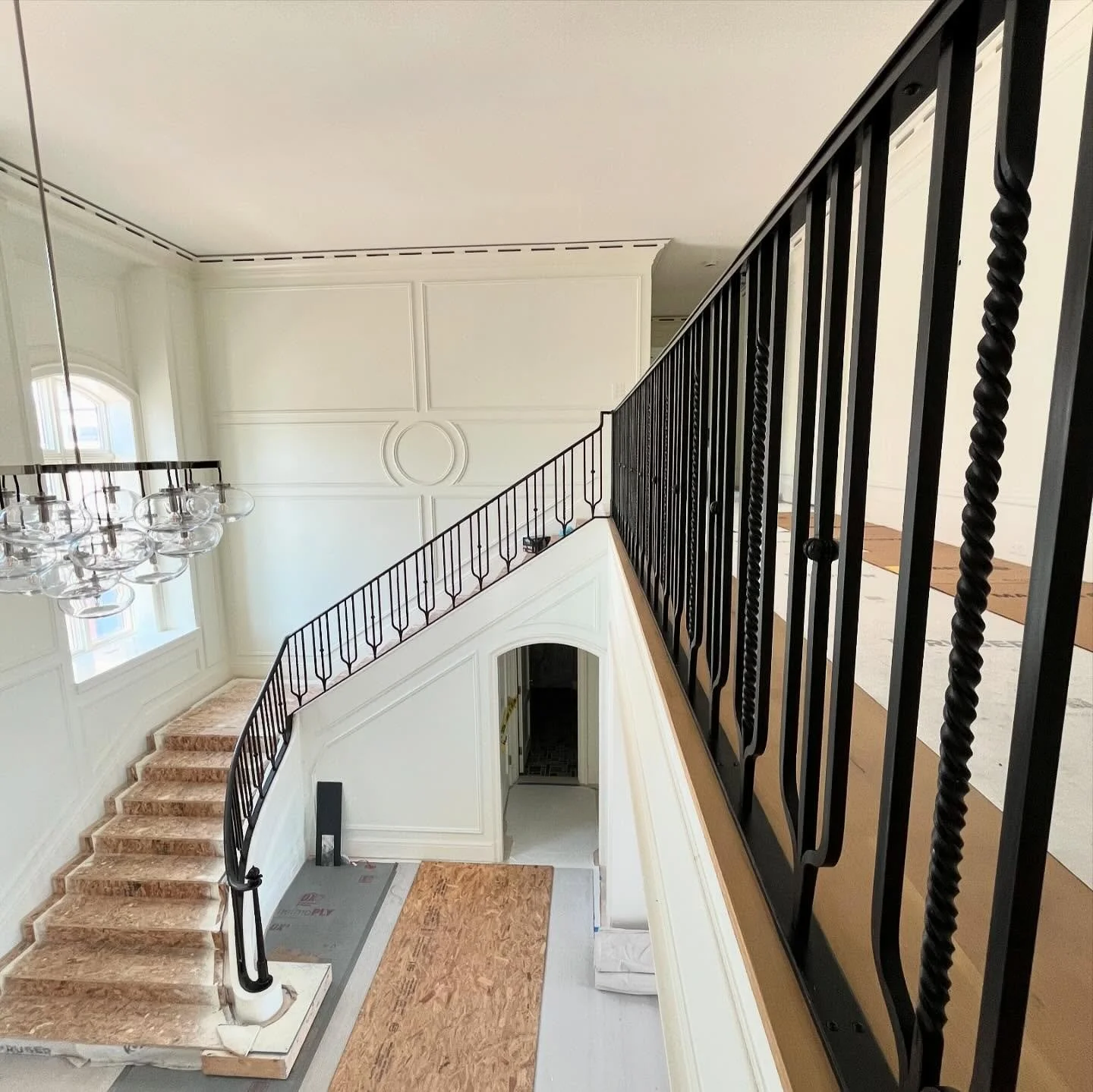 Recently completed grand staircase railing. It works really well from afar as a very strong rhythmic composition, and it shines close up too with the attention to detail. Pretty much the works on this one: forged cap rail, forged runner, baluster ass