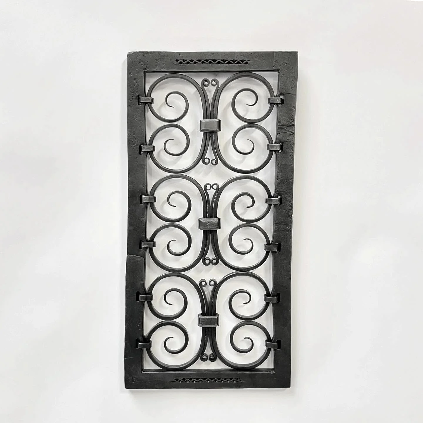 A little grille we&rsquo;ve been meaning to finish for a while. Traditional simplicity executed well&mdash;with a few liberties. 😉

#grilles #blacksmith #blacksmithing #forged #forgeweld #joinery #forging #handmade #madeindetroit #ironwork #metalwor