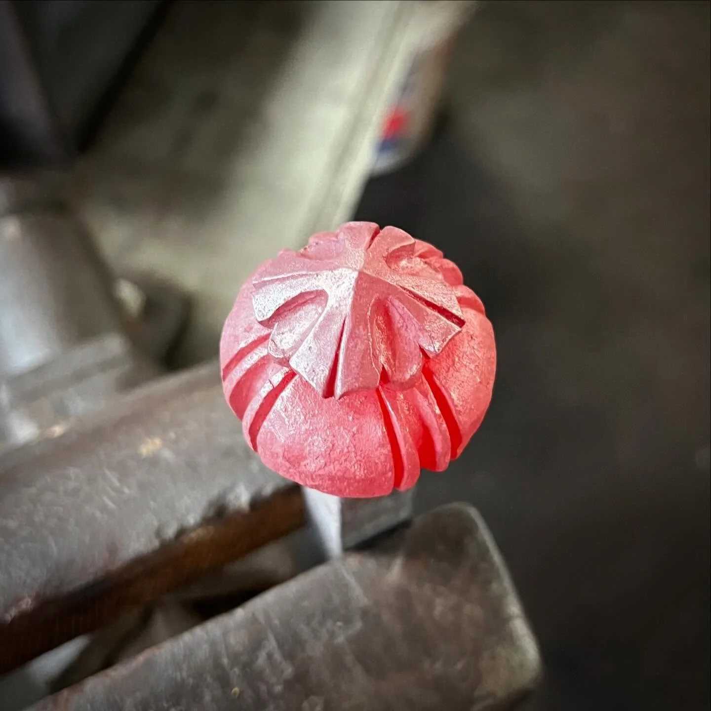 Caught a few hours in the studio this morning on my own. One last project as we say goodbye to 2024. 

#blacksmith #blacksmithing #finial #forgeweld #chasing #metalwork #coal #quatrefoil #sceptre #ornament #ornaments