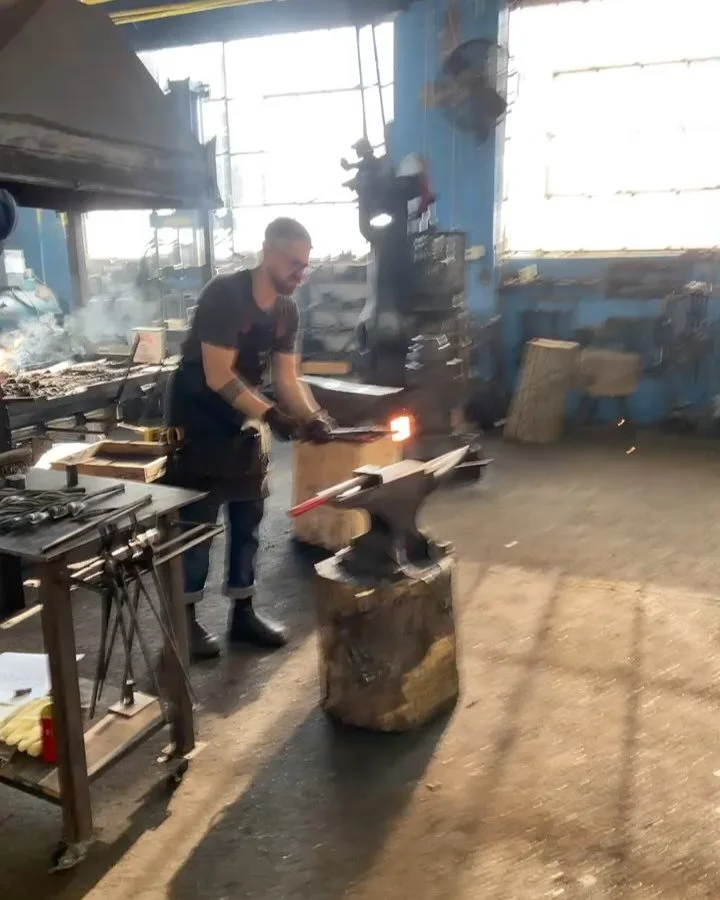 Upsetting an ingot into a die to make the base of a finial.

#powerhammer #blacksmith #gate #gatedesign #handmade #madeindetroit  #Craft #ironwork #dieforging #blacksmithing #nazel #forging