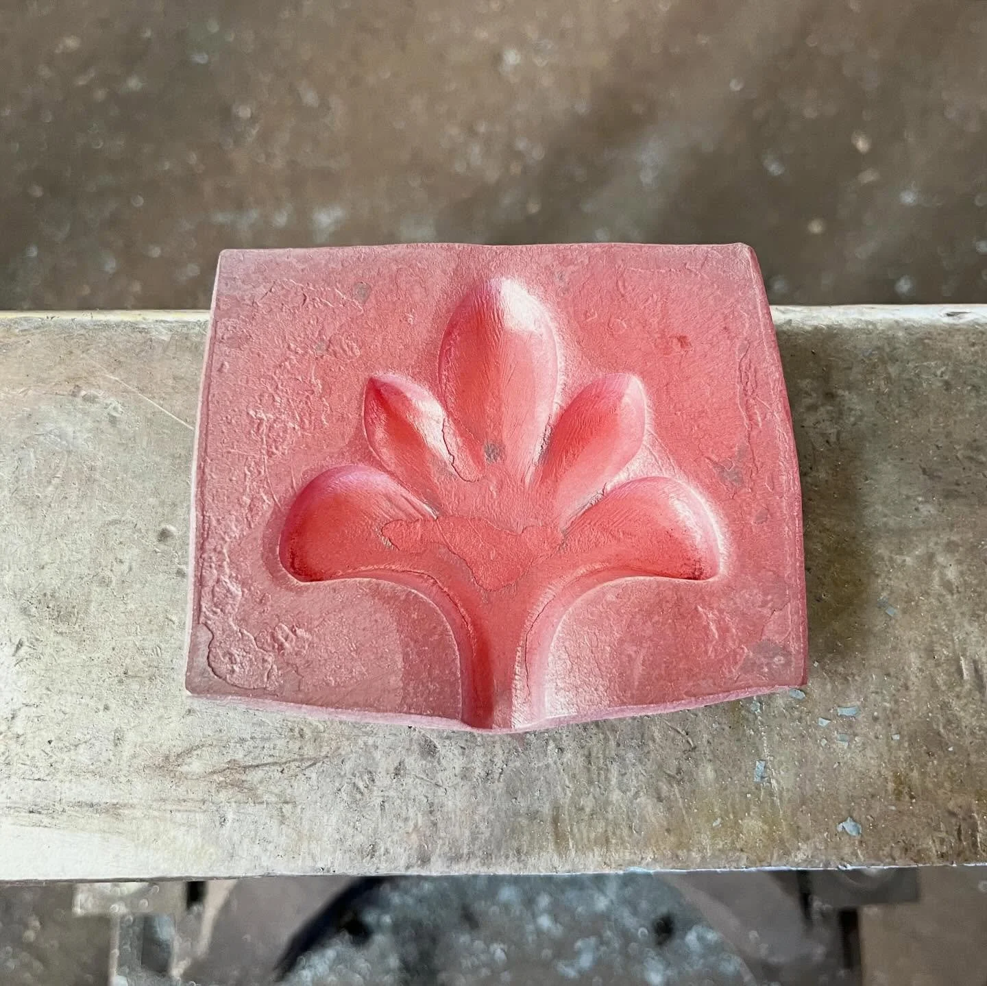 Many parts and pieces with little context. 

#blacksmithing #forging #forge #iron #lowcarbon #dieforging #forgewelding #leaves #traditional #traditionalironwork #blacksmith #madeindetroit #firescreen #bed #scrolls #furniture