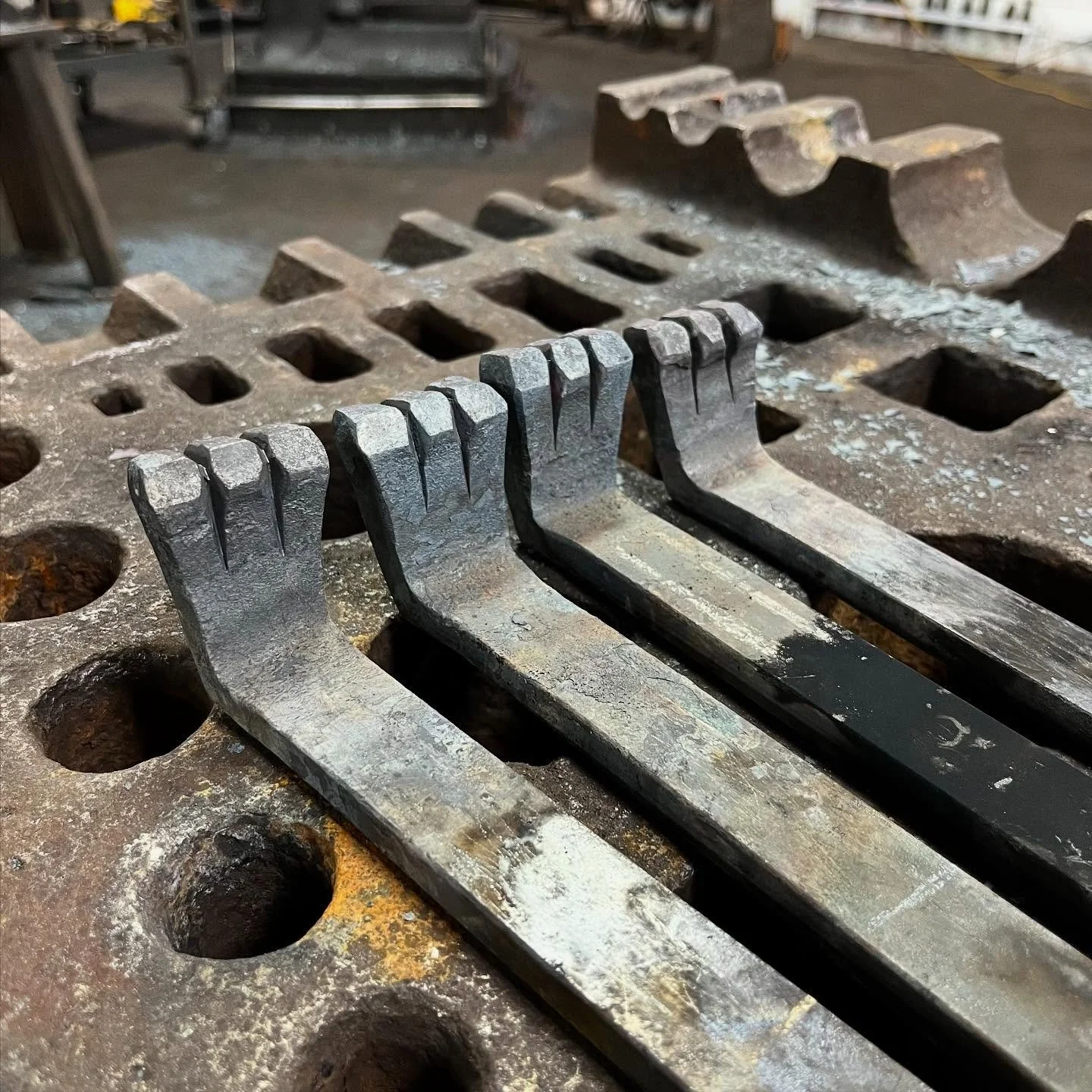 Recent forgings from various projects moving through the shop, including: fire screen feet, grille work, finials for the fire screen, pheasant finials for a log basket, feet for a log basket, and finials for a tapestry hanger. 

#serrurier #blacksmit