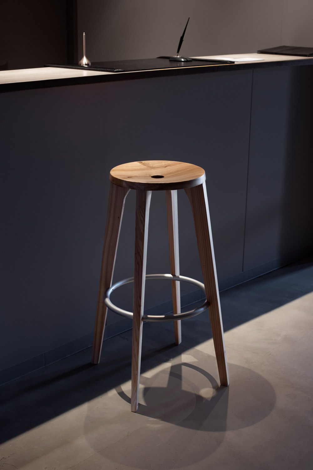 Ariake_Dovetail_Barstool_01.jpg