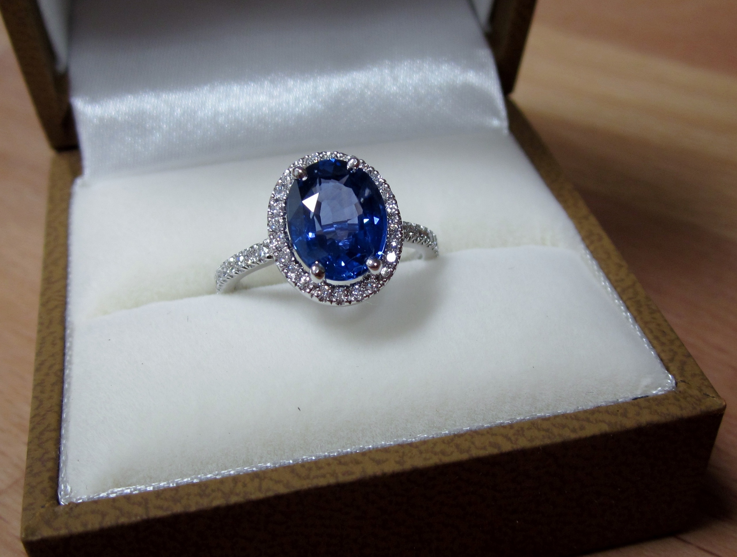 Bague or blanc 18K, 2.70 ct saphir, diamants. 