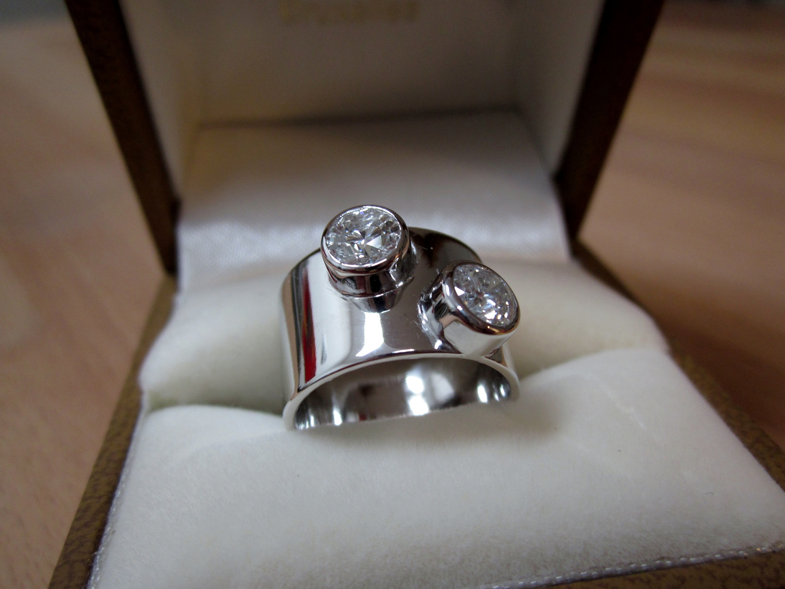Bague or blanc 18K, 1.10 ct diamants.