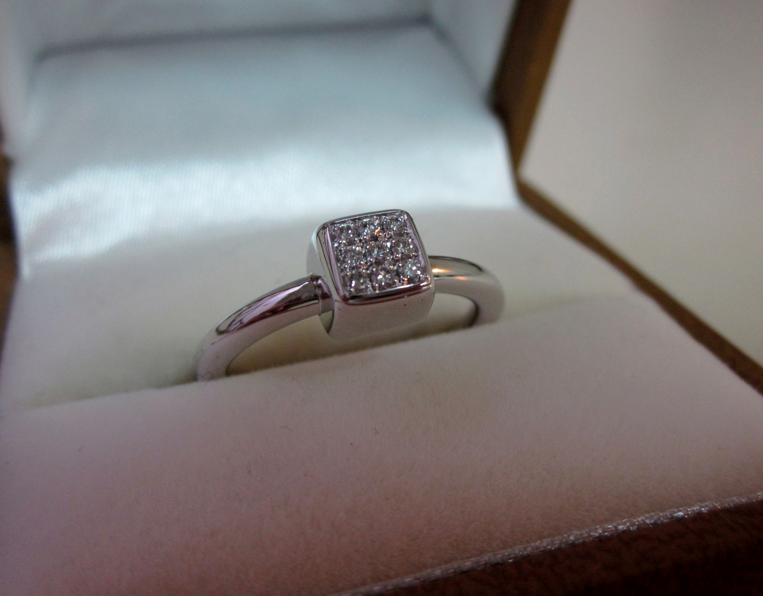 Bague or blanc 18K, diamants.
