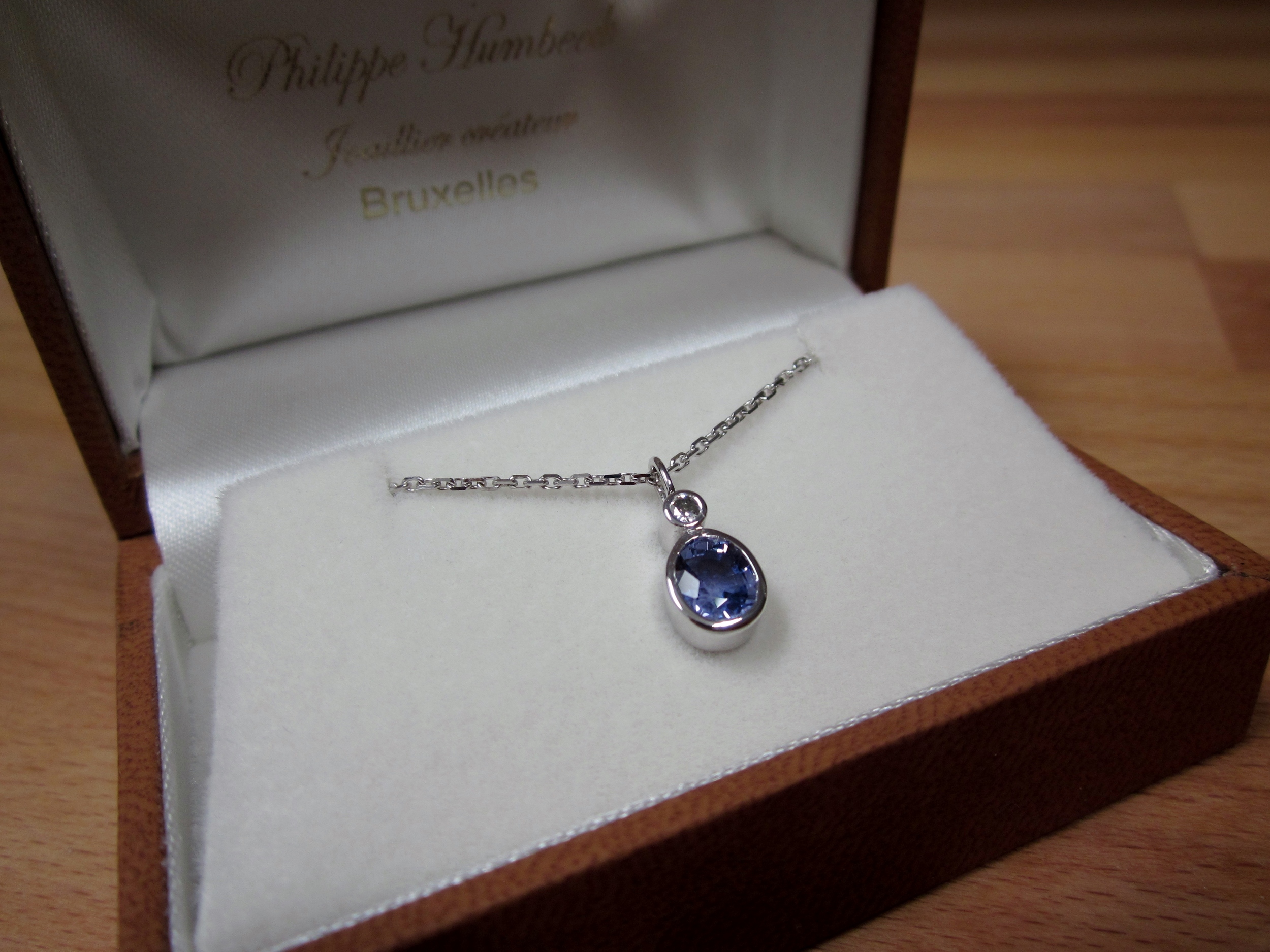 Pendentif or blanc 18K, saphir de Ceylan 1.10ct.