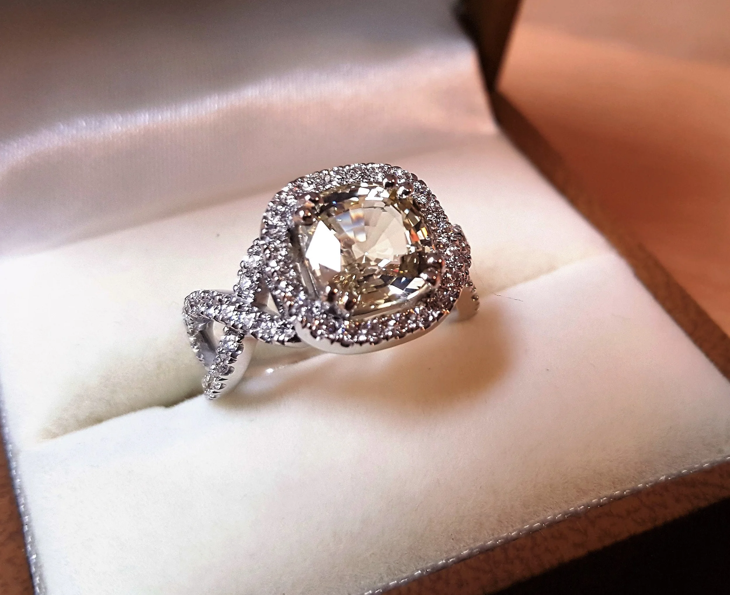 Bague or blanc 18K, 2.98 ct saphir light yellow, diamants